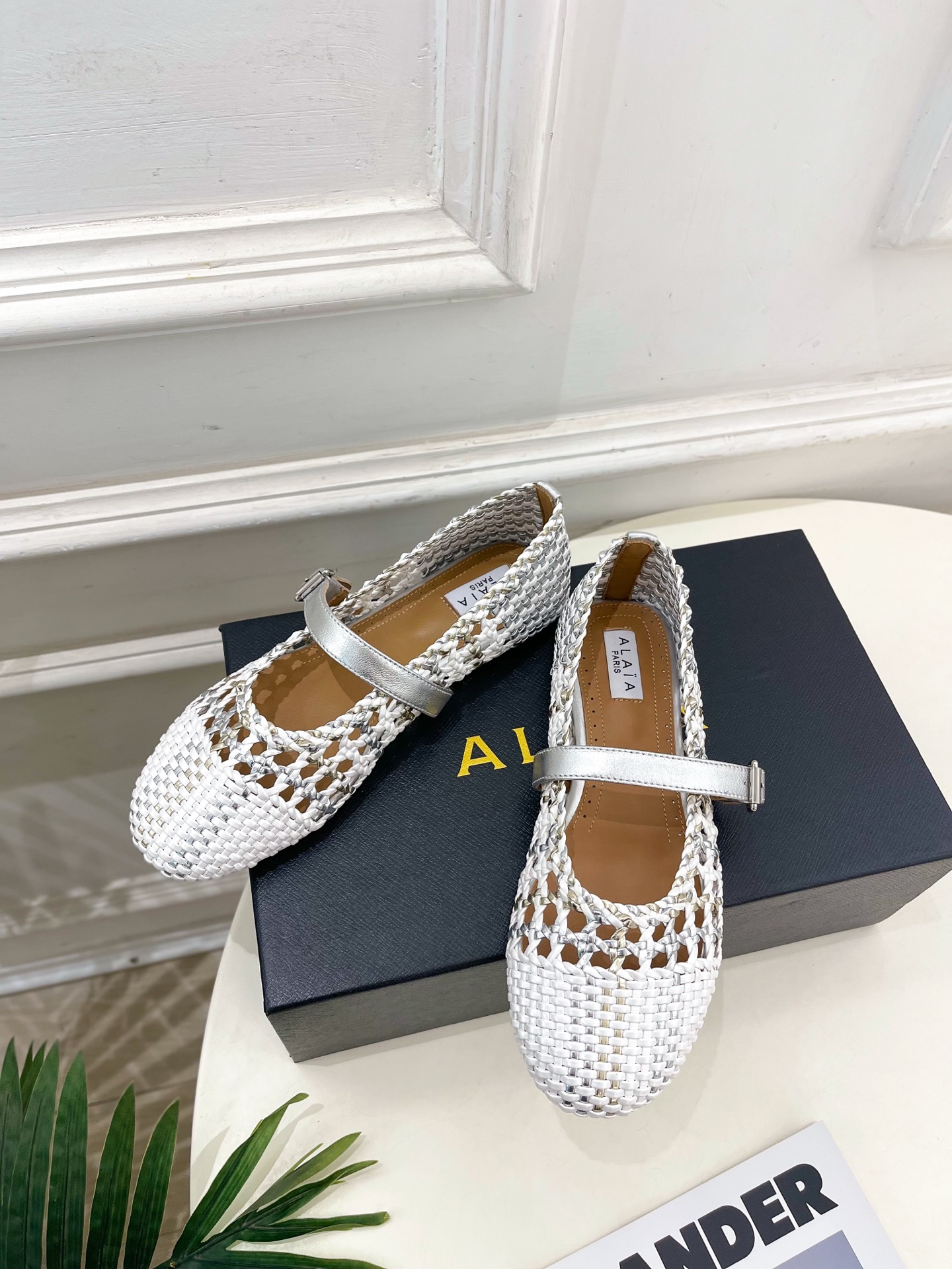 ALAÏA 阿莱亚25SS春夏新品 镂空编织玛丽珍鞋
—————————
Alaïa作为这两年最受欢迎的