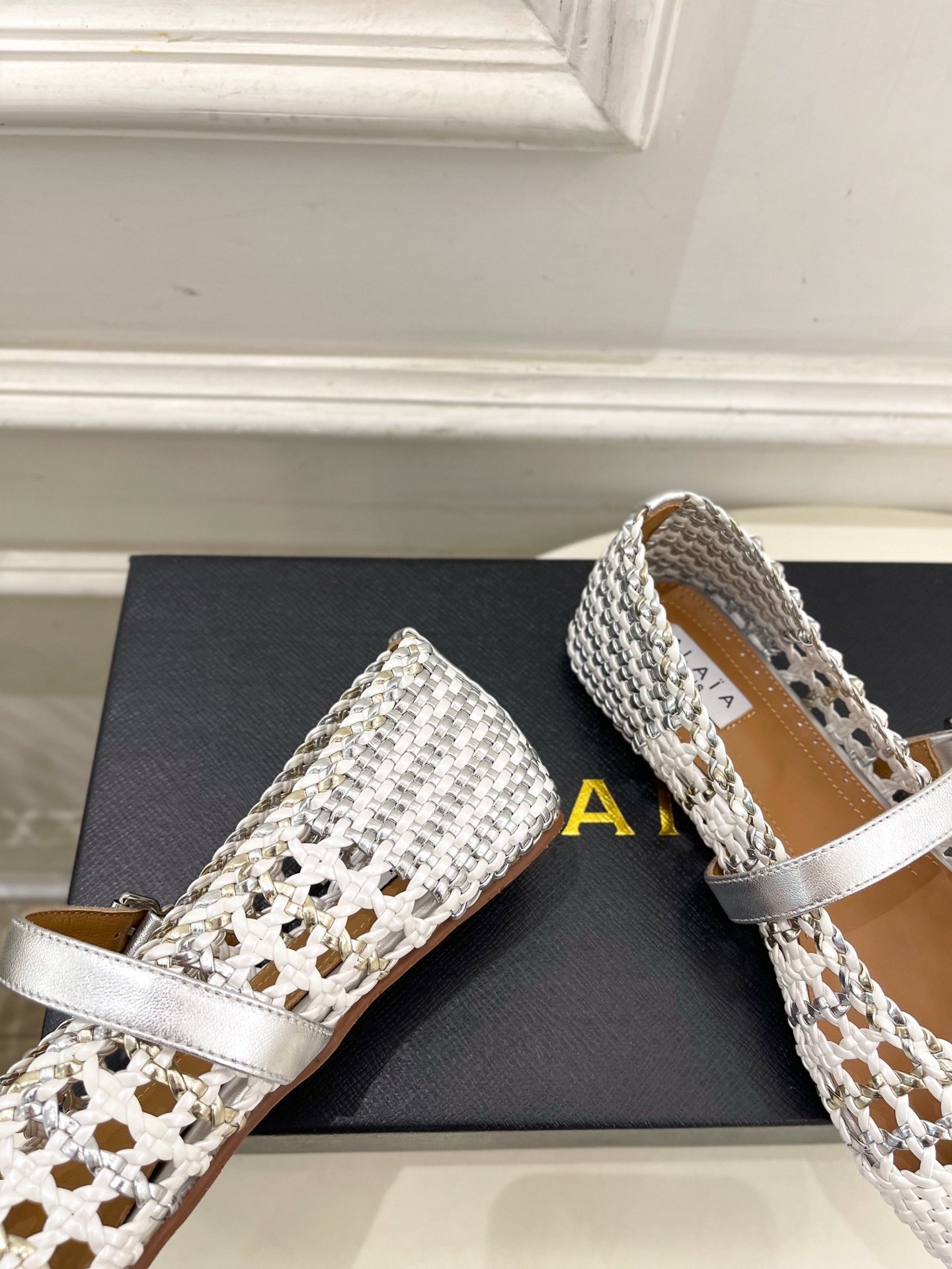 ALAÏA 阿莱亚25SS春夏新品 镂空编织玛丽珍鞋
—————————
Alaïa作为这两年最受欢迎的