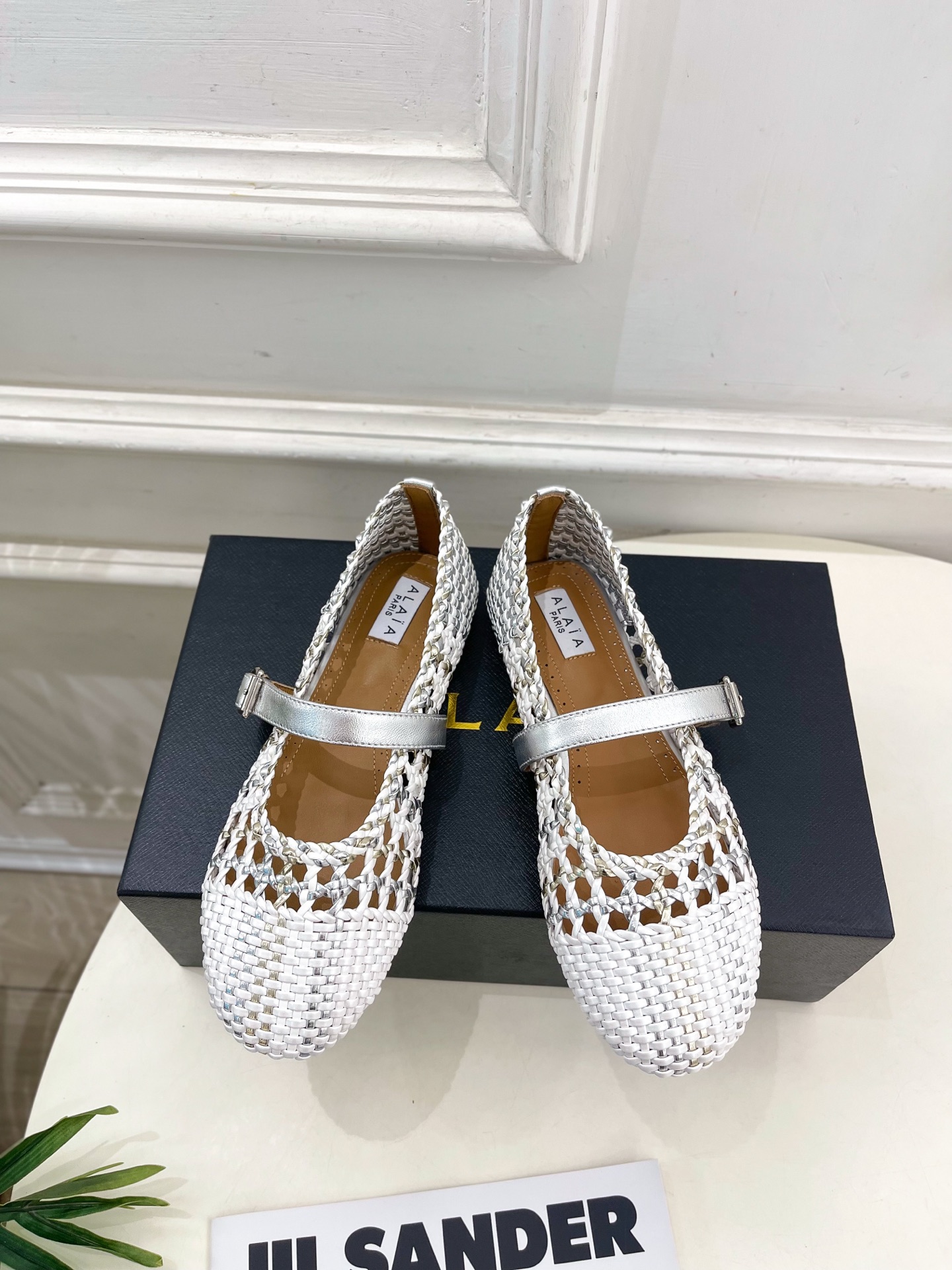 ALAÏA 阿莱亚25SS春夏新品 镂空编织玛丽珍鞋
—————————
Alaïa作为这两年最受欢迎的