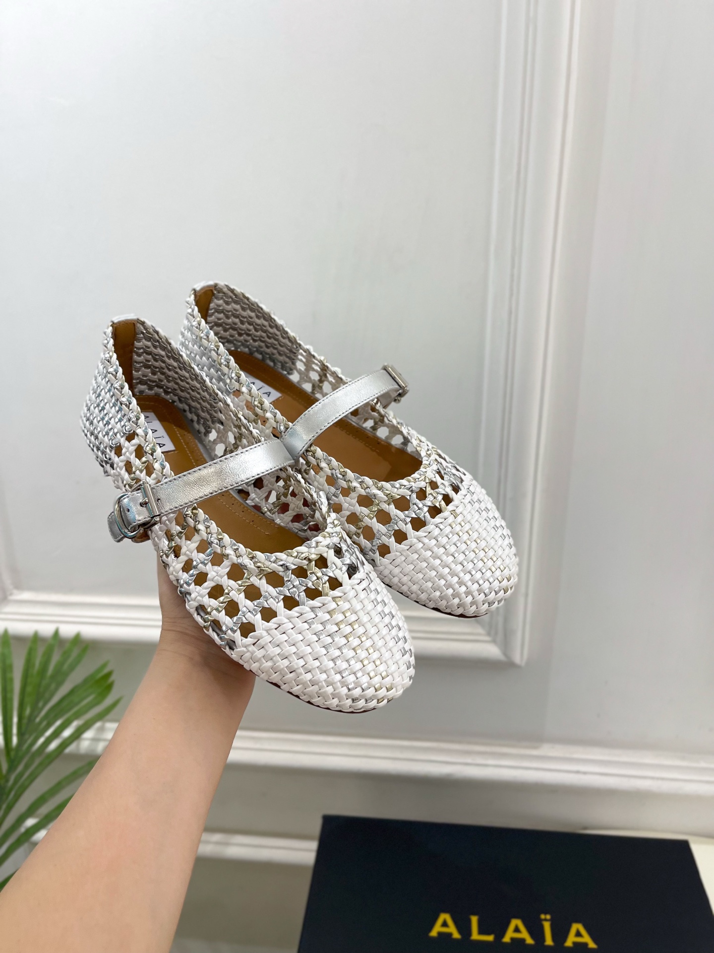 ALAÏA 阿莱亚25SS春夏新品 镂空编织玛丽珍鞋
—————————
Alaïa作为这两年最受欢迎的