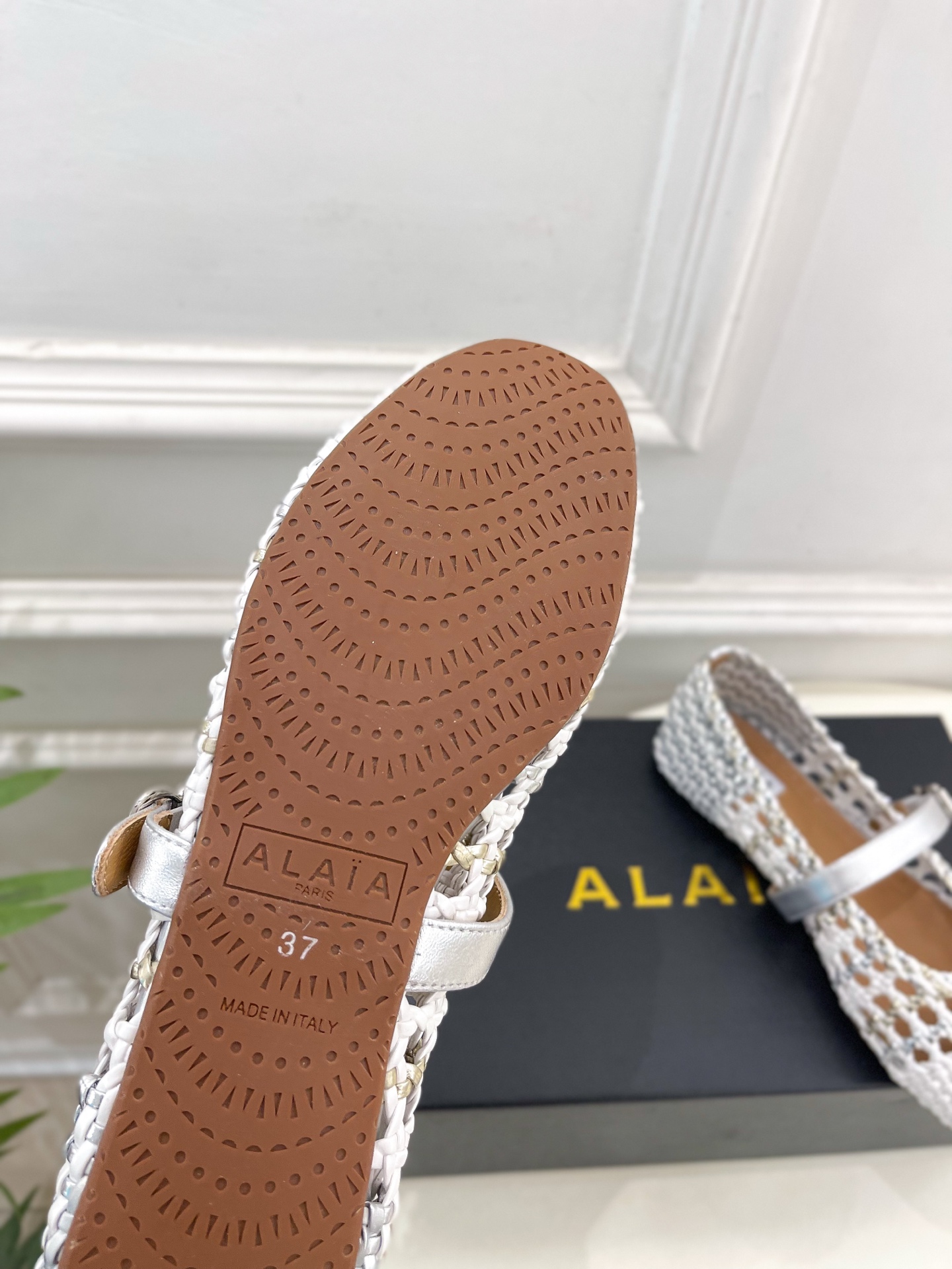 ALAÏA 阿莱亚25SS春夏新品 镂空编织玛丽珍鞋
—————————
Alaïa作为这两年最受欢迎的