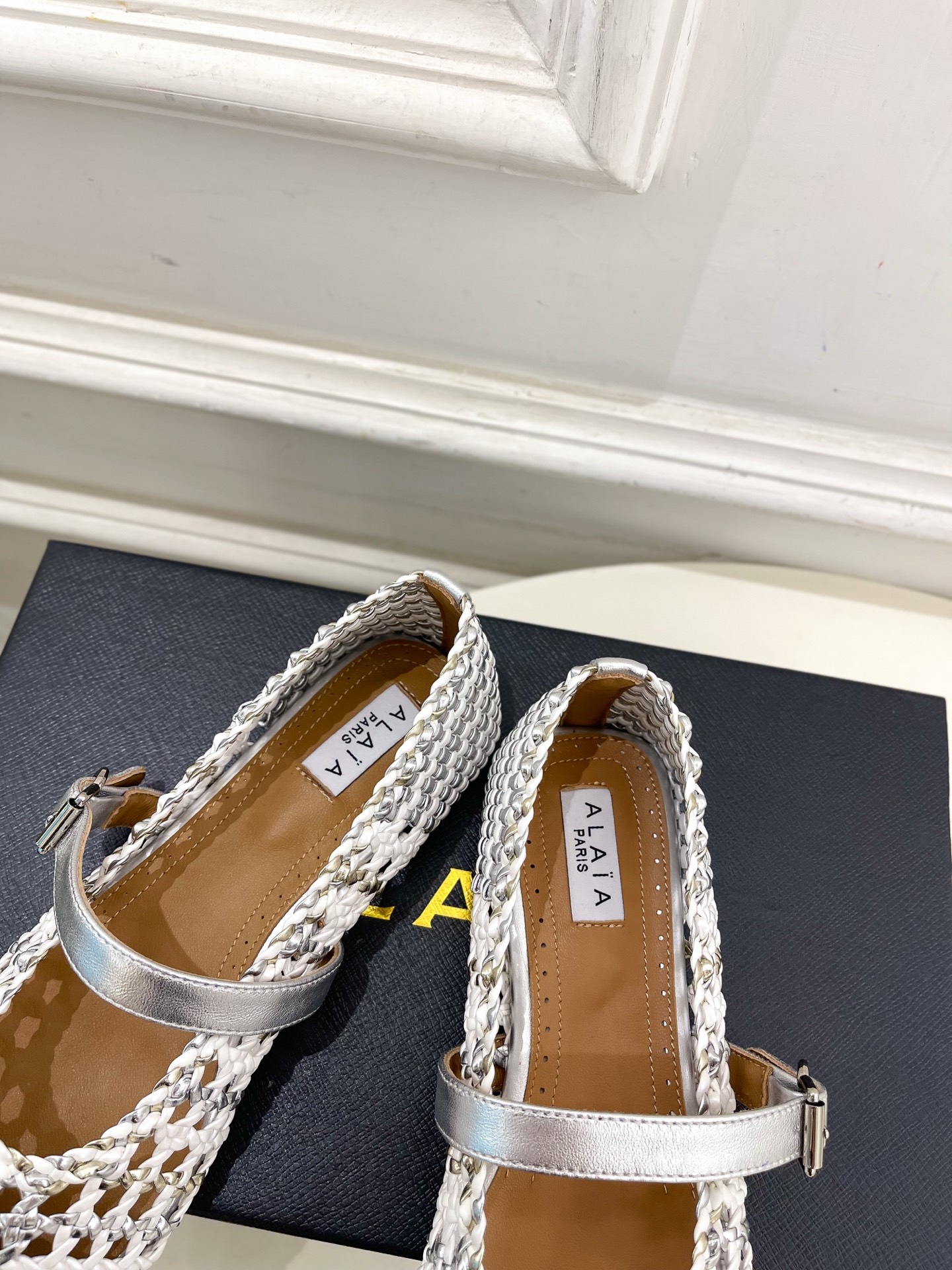 ALAÏA 阿莱亚25SS春夏新品 镂空编织玛丽珍鞋
—————————
Alaïa作为这两年最受欢迎的