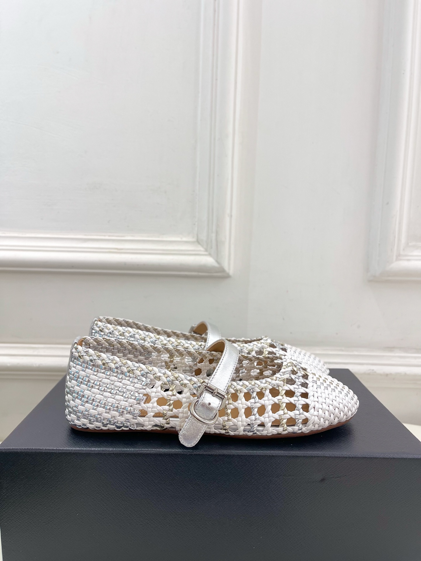 ALAÏA 阿莱亚25SS春夏新品 镂空编织玛丽珍鞋
—————————
Alaïa作为这两年最受欢迎的