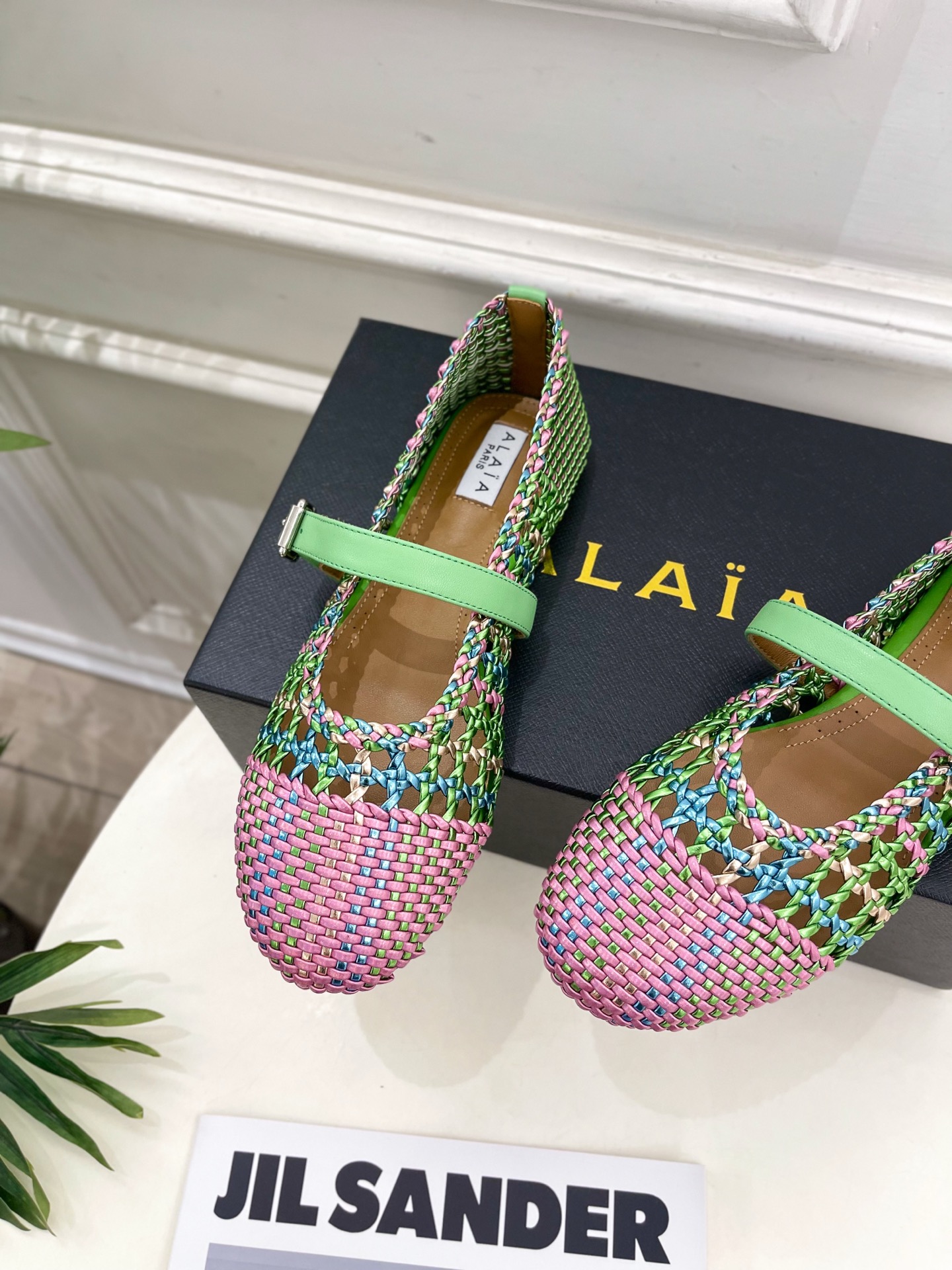 ALAÏA 阿莱亚25SS春夏新品 镂空编织玛丽珍鞋
—————————
Alaïa作为这两年最受欢迎的
