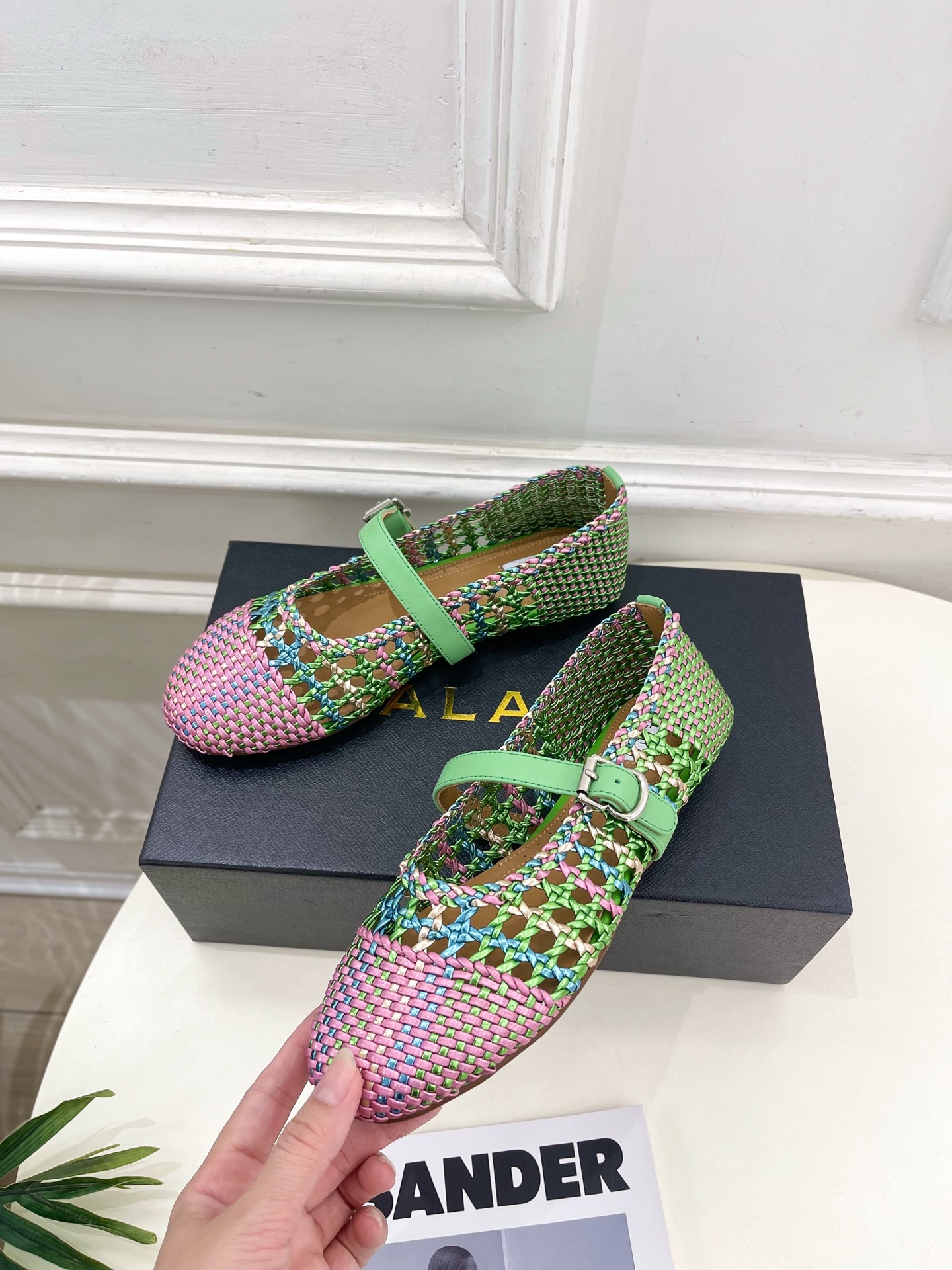 ALAÏA 阿莱亚25SS春夏新品 镂空编织玛丽珍鞋
—————————
Alaïa作为这两年最受欢迎的