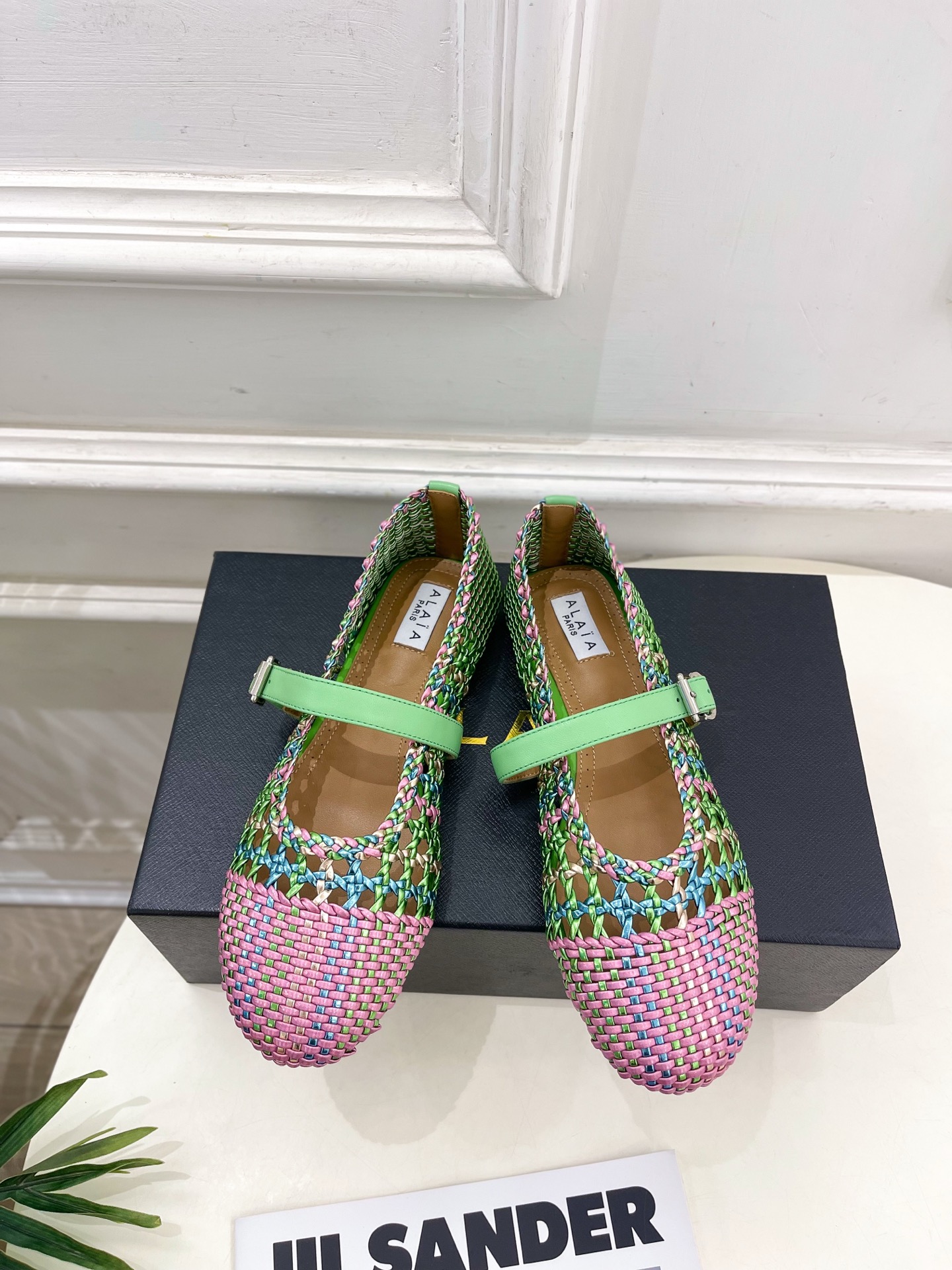 ALAÏA 阿莱亚25SS春夏新品 镂空编织玛丽珍鞋
—————————
Alaïa作为这两年最受欢迎的