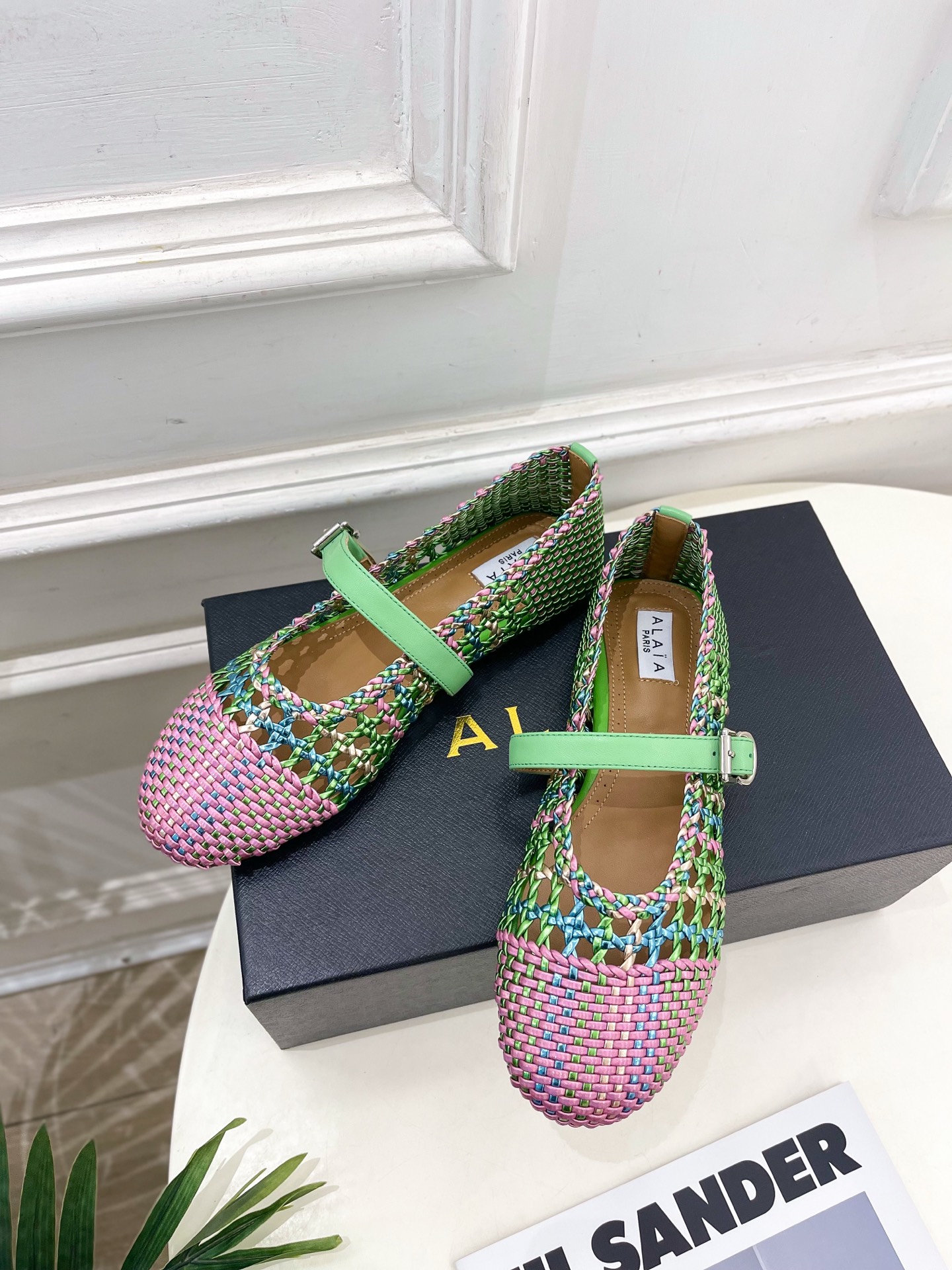 ALAÏA 阿莱亚25SS春夏新品 镂空编织玛丽珍鞋
—————————
Alaïa作为这两年最受欢迎的