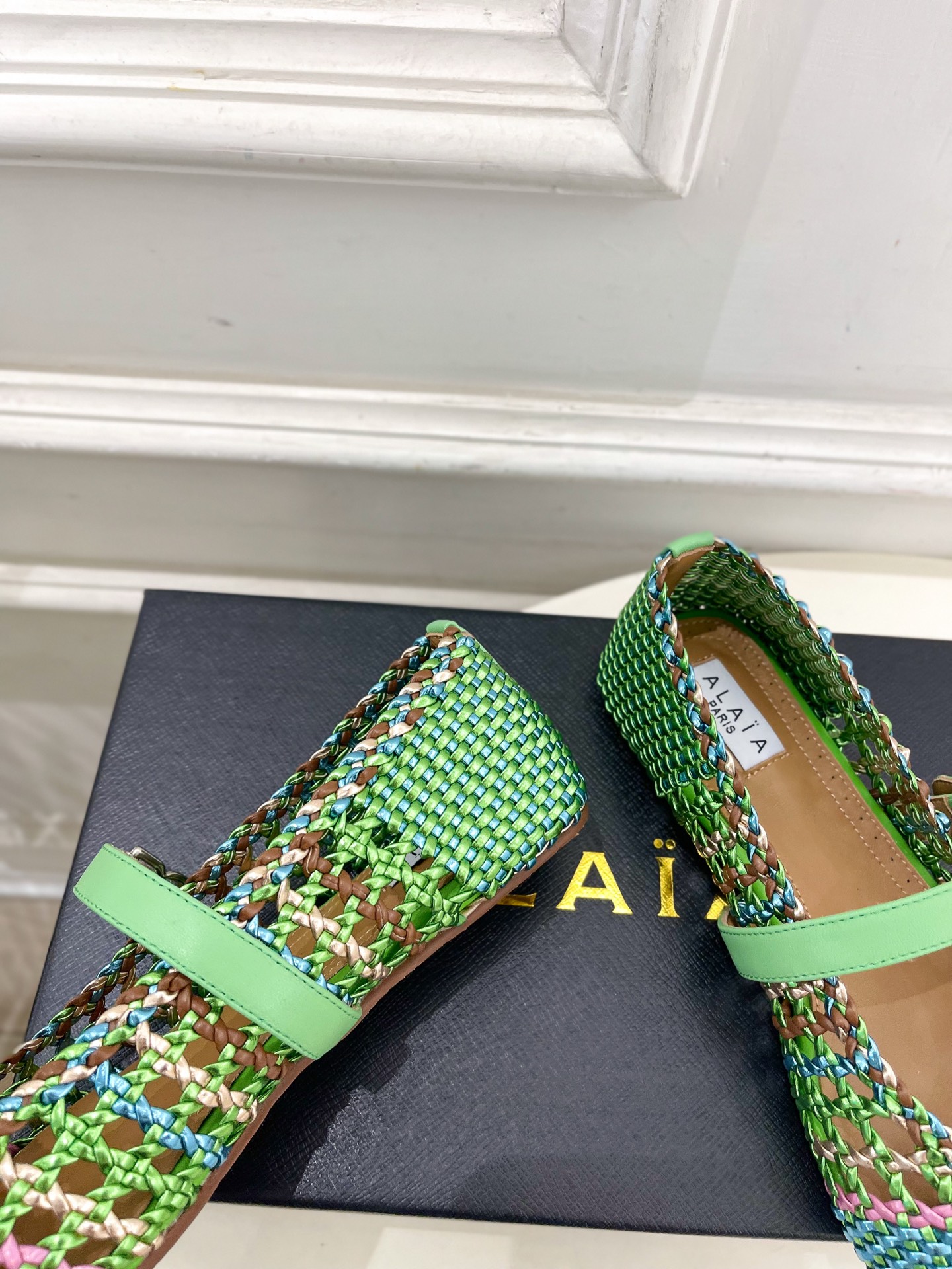 ALAÏA 阿莱亚25SS春夏新品 镂空编织玛丽珍鞋
—————————
Alaïa作为这两年最受欢迎的