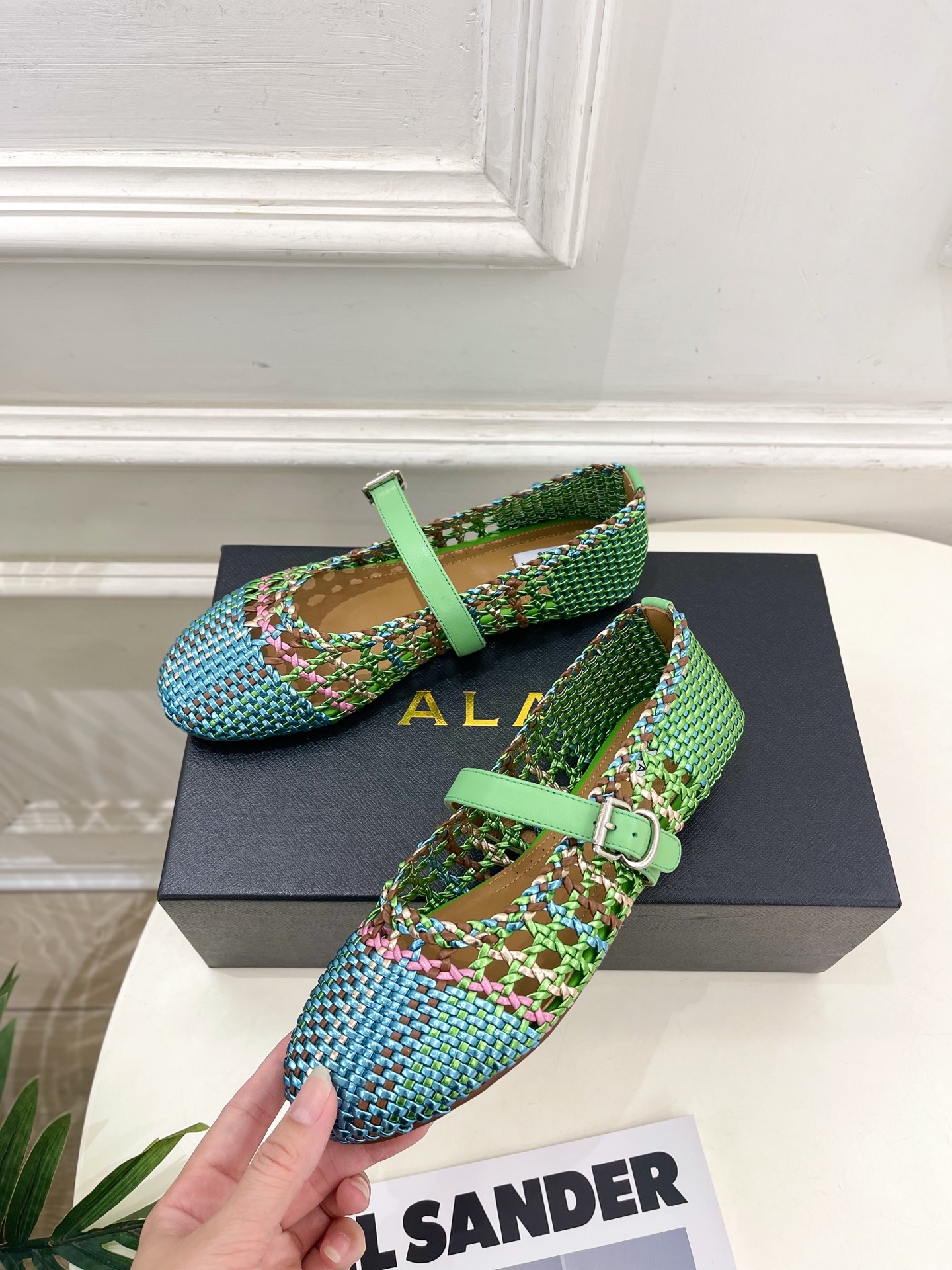 ALAÏA 阿莱亚25SS春夏新品 镂空编织玛丽珍鞋
—————————
Alaïa作为这两年最受欢迎的