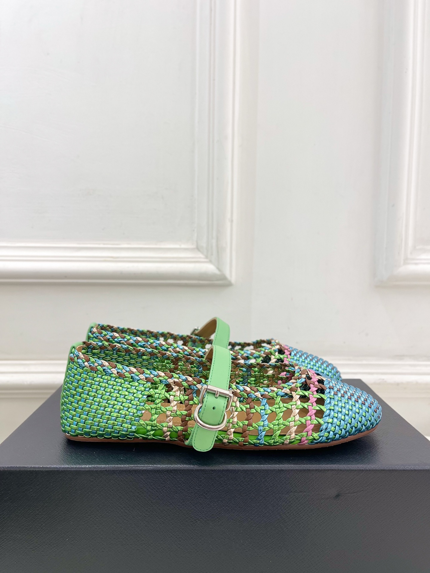 ALAÏA 阿莱亚25SS春夏新品 镂空编织玛丽珍鞋
—————————
Alaïa作为这两年最受欢迎的