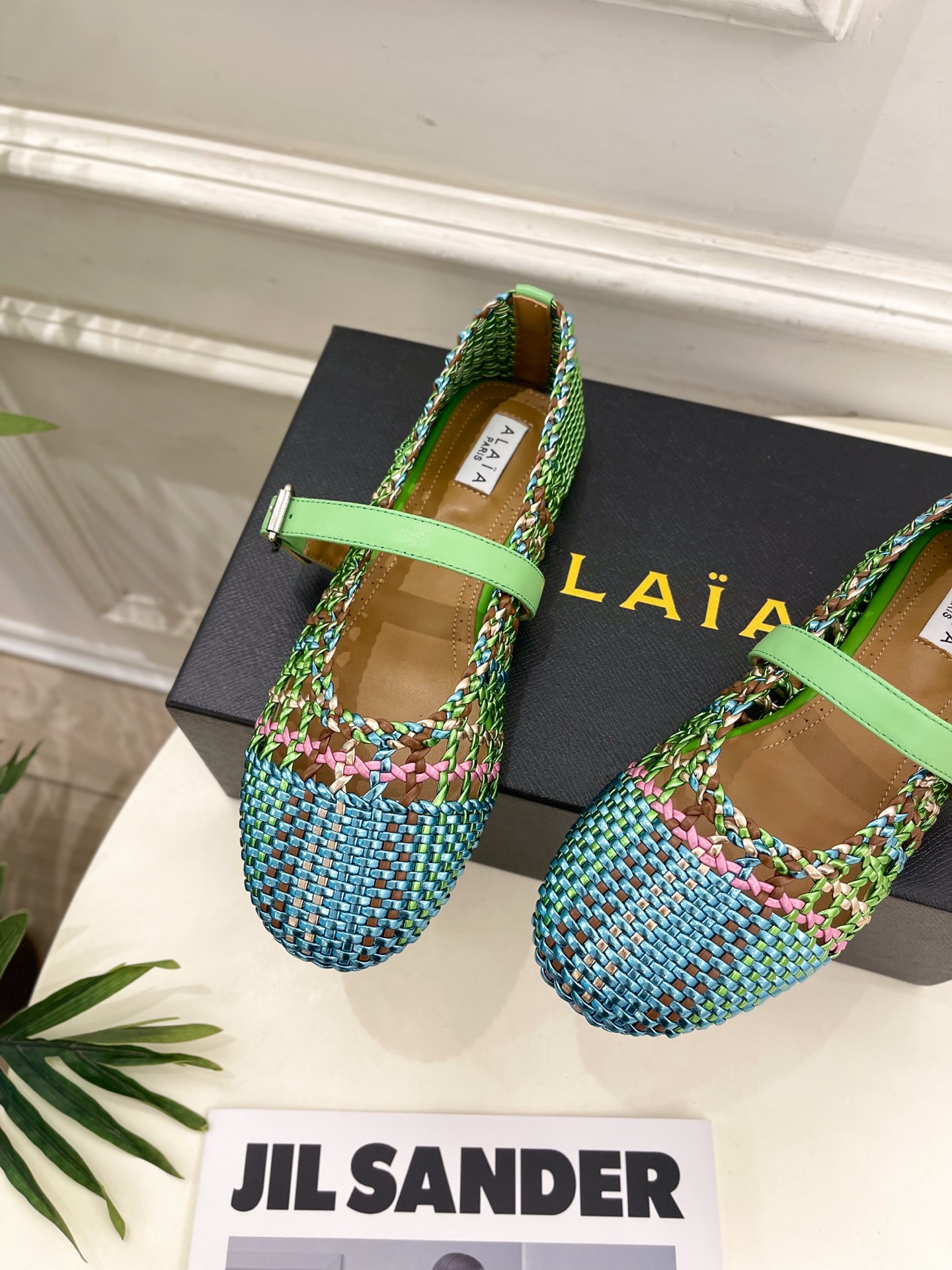 ALAÏA 阿莱亚25SS春夏新品 镂空编织玛丽珍鞋
—————————
Alaïa作为这两年最受欢迎的