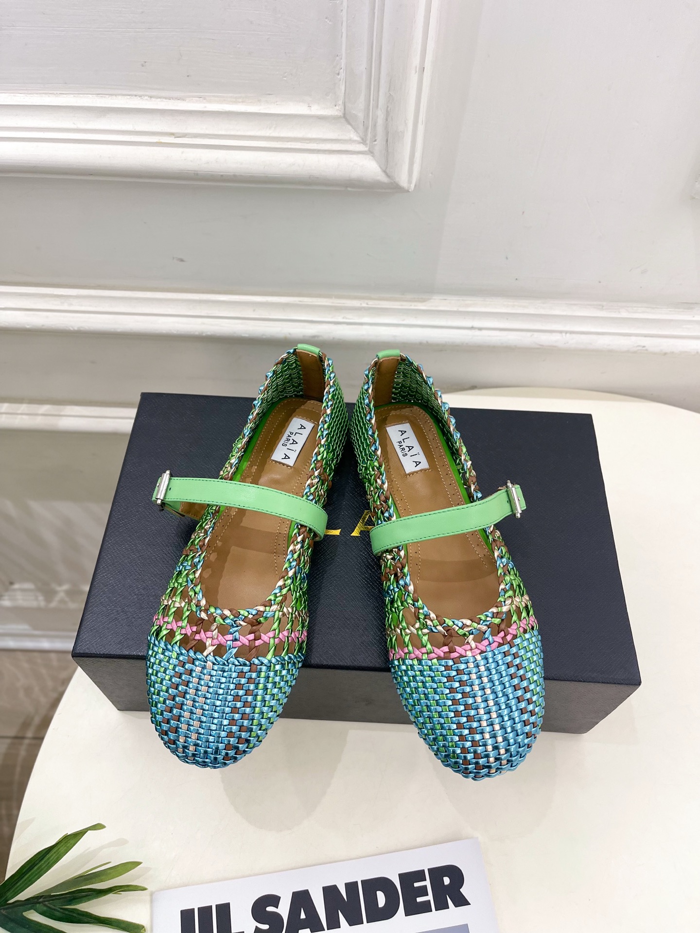 ALAÏA 阿莱亚25SS春夏新品 镂空编织玛丽珍鞋
—————————
Alaïa作为这两年最受欢迎的