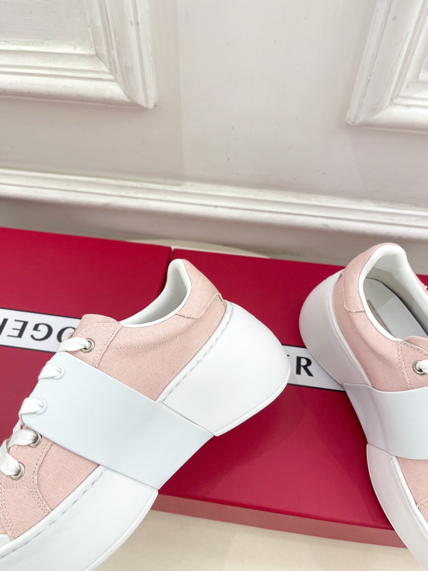 𝐑𝐨𝐠𝐞𝐫 𝐕𝐢𝐯𝐢𝐞r |  25𝐬𝐬 

❥2025秋冬新品   Viv'Skate钻扣运动休闲鞋系