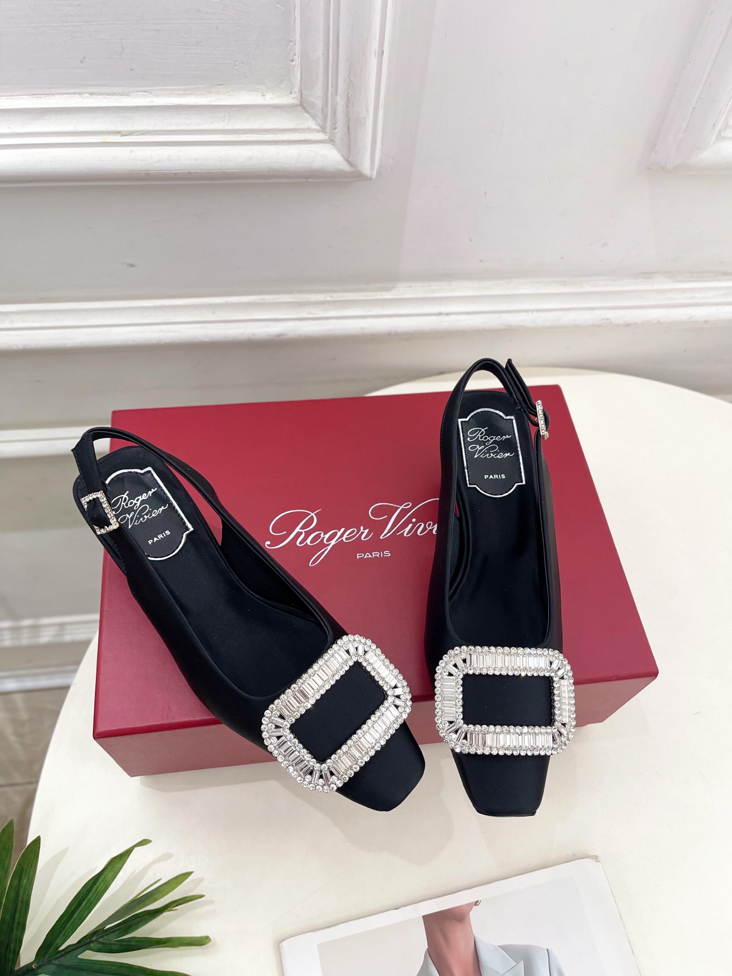 𝐑𝐨𝐠𝐞𝐫 𝐕𝐢𝐯𝐢𝐞r |  25 𝐬𝐬 

❥2025 春夏新品 Belle Vivier水钻方跟后
