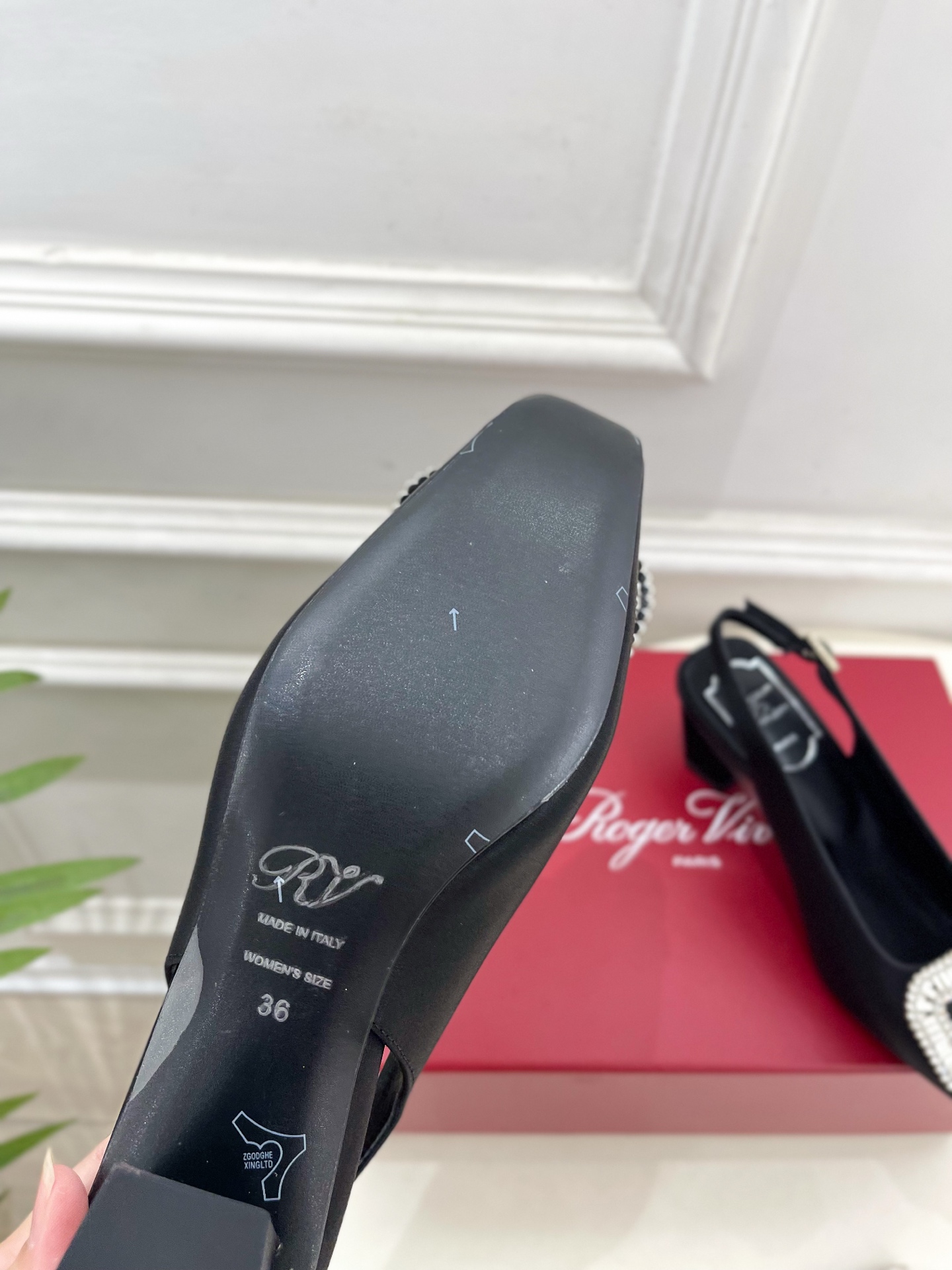 𝐑𝐨𝐠𝐞𝐫 𝐕𝐢𝐯𝐢𝐞r |  25 𝐬𝐬 

❥2025 春夏新品 Belle Vivier水钻方跟后