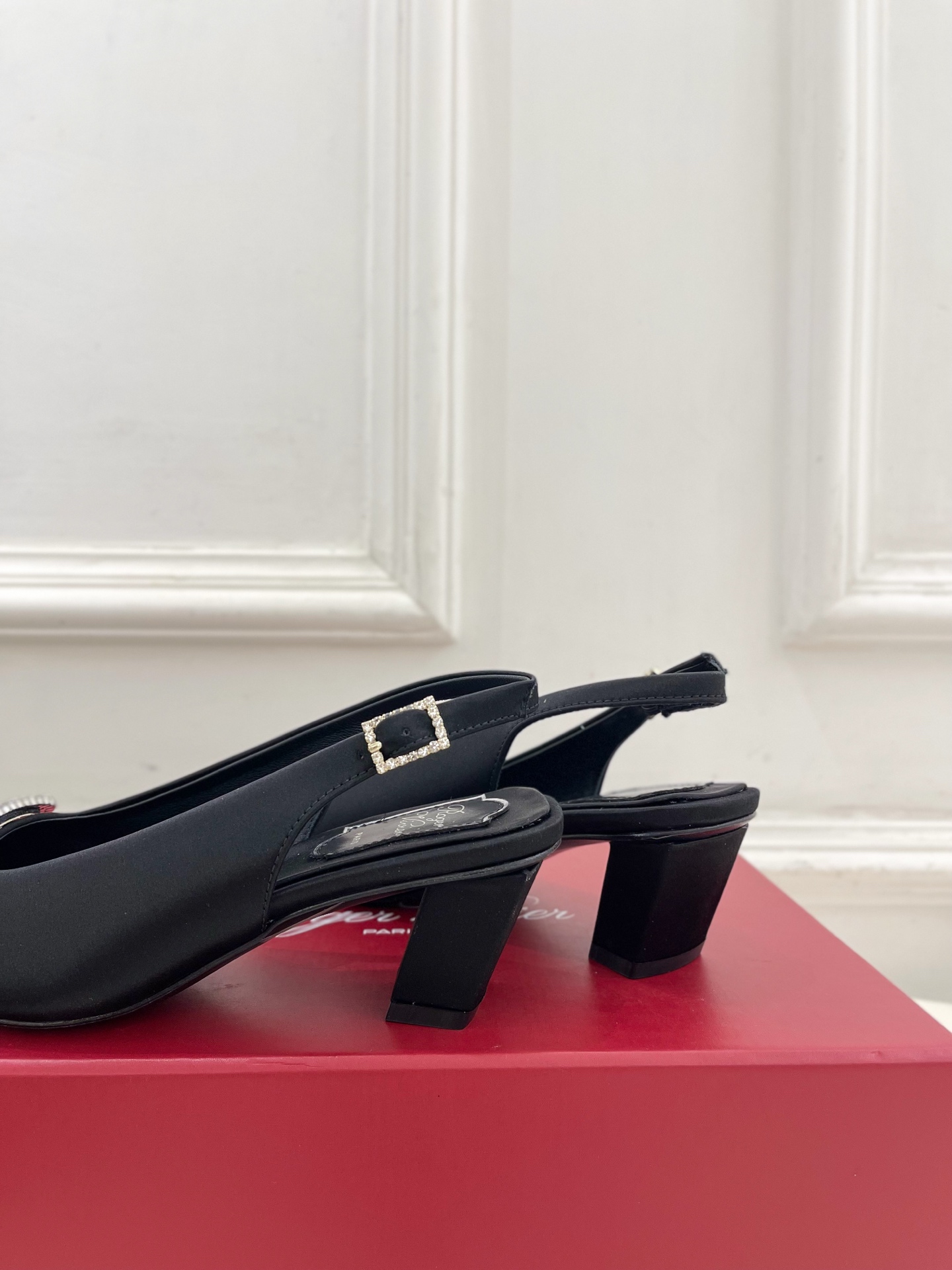 𝐑𝐨𝐠𝐞𝐫 𝐕𝐢𝐯𝐢𝐞r |  25 𝐬𝐬 

❥2025 春夏新品 Belle Vivier水钻方跟后