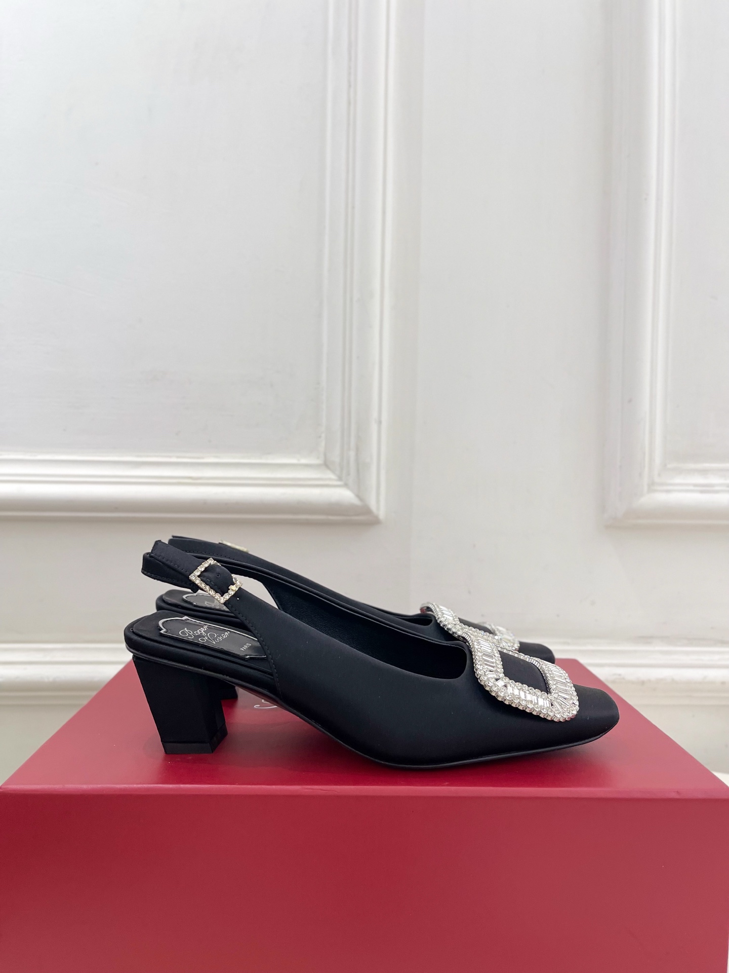 𝐑𝐨𝐠𝐞𝐫 𝐕𝐢𝐯𝐢𝐞r |  25 𝐬𝐬 

❥2025 春夏新品 Belle Vivier水钻方跟后