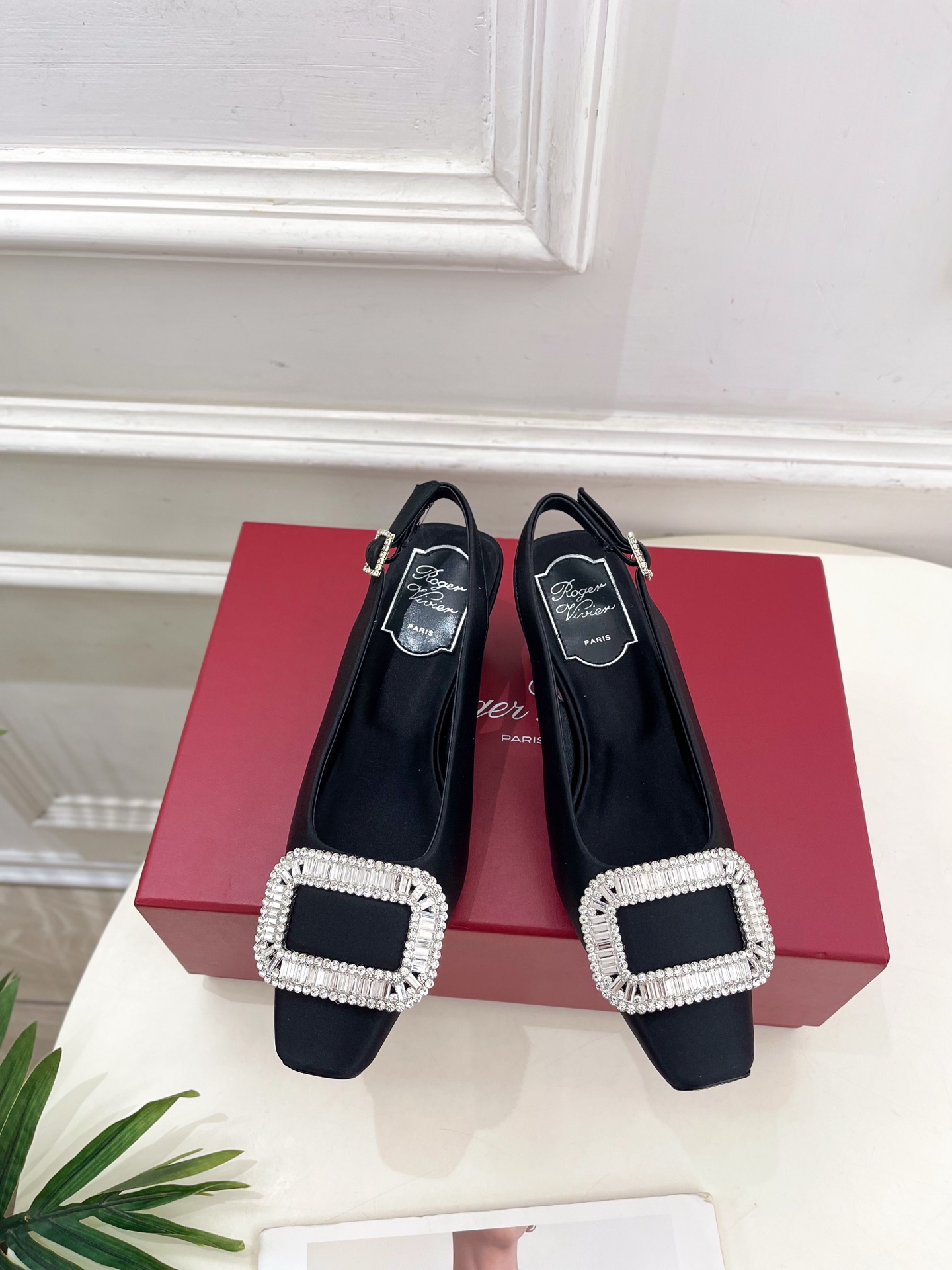 𝐑𝐨𝐠𝐞𝐫 𝐕𝐢𝐯𝐢𝐞r |  25 𝐬𝐬 

❥2025 春夏新品 Belle Vivier水钻方跟后