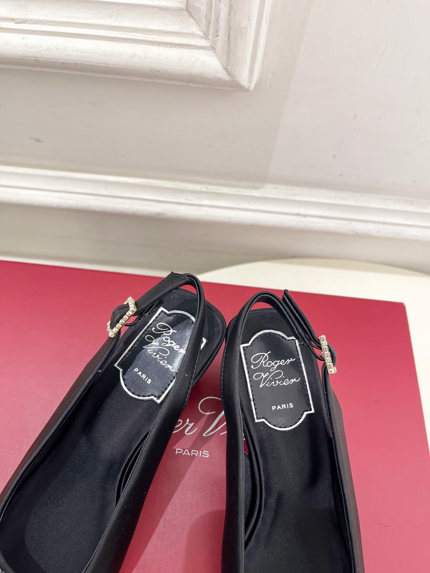 𝐑𝐨𝐠𝐞𝐫 𝐕𝐢𝐯𝐢𝐞r |  25 𝐬𝐬 

❥2025 春夏新品 Belle Vivier水钻方跟后