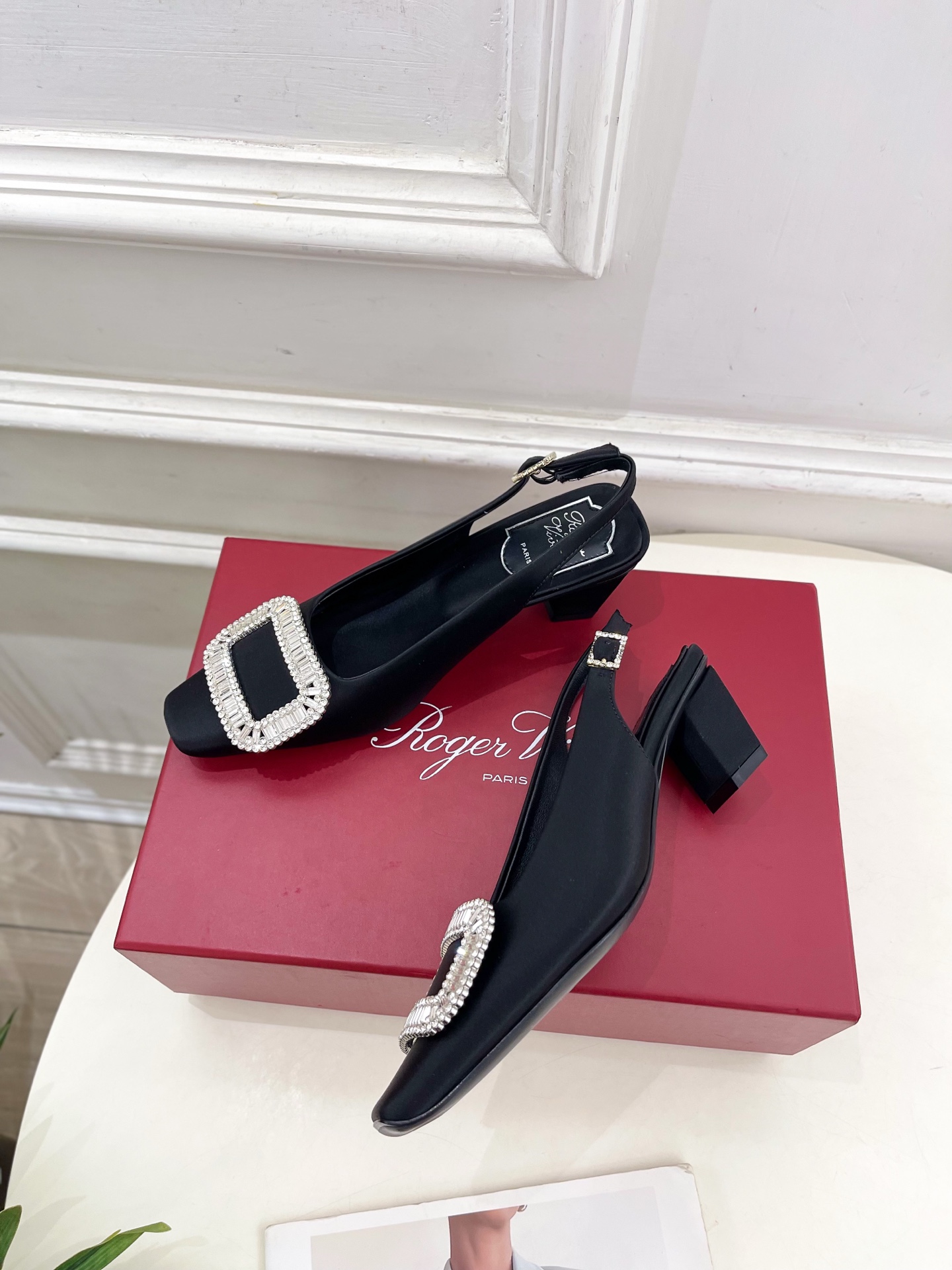 𝐑𝐨𝐠𝐞𝐫 𝐕𝐢𝐯𝐢𝐞r |  25 𝐬𝐬 

❥2025 春夏新品 Belle Vivier水钻方跟后