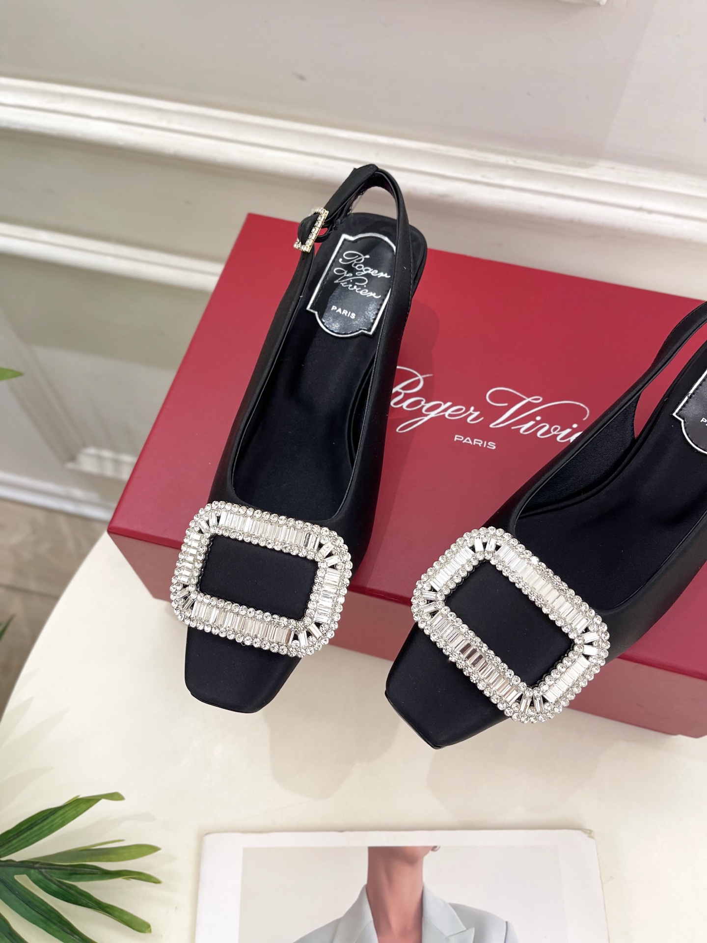 𝐑𝐨𝐠𝐞𝐫 𝐕𝐢𝐯𝐢𝐞r |  25 𝐬𝐬 

❥2025 春夏新品 Belle Vivier水钻方跟后