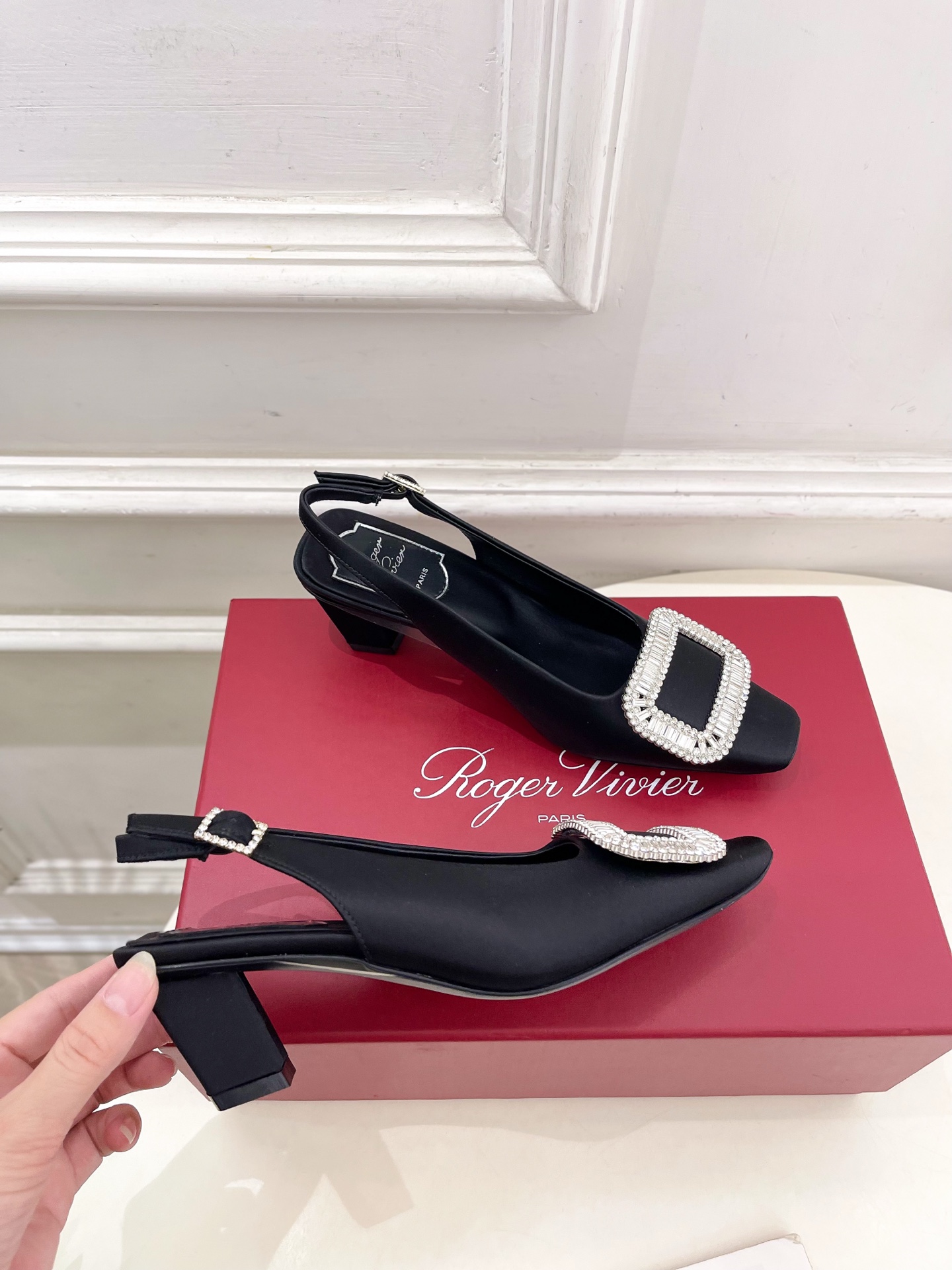 𝐑𝐨𝐠𝐞𝐫 𝐕𝐢𝐯𝐢𝐞r |  25 𝐬𝐬 

❥2025 春夏新品 Belle Vivier水钻方跟后
