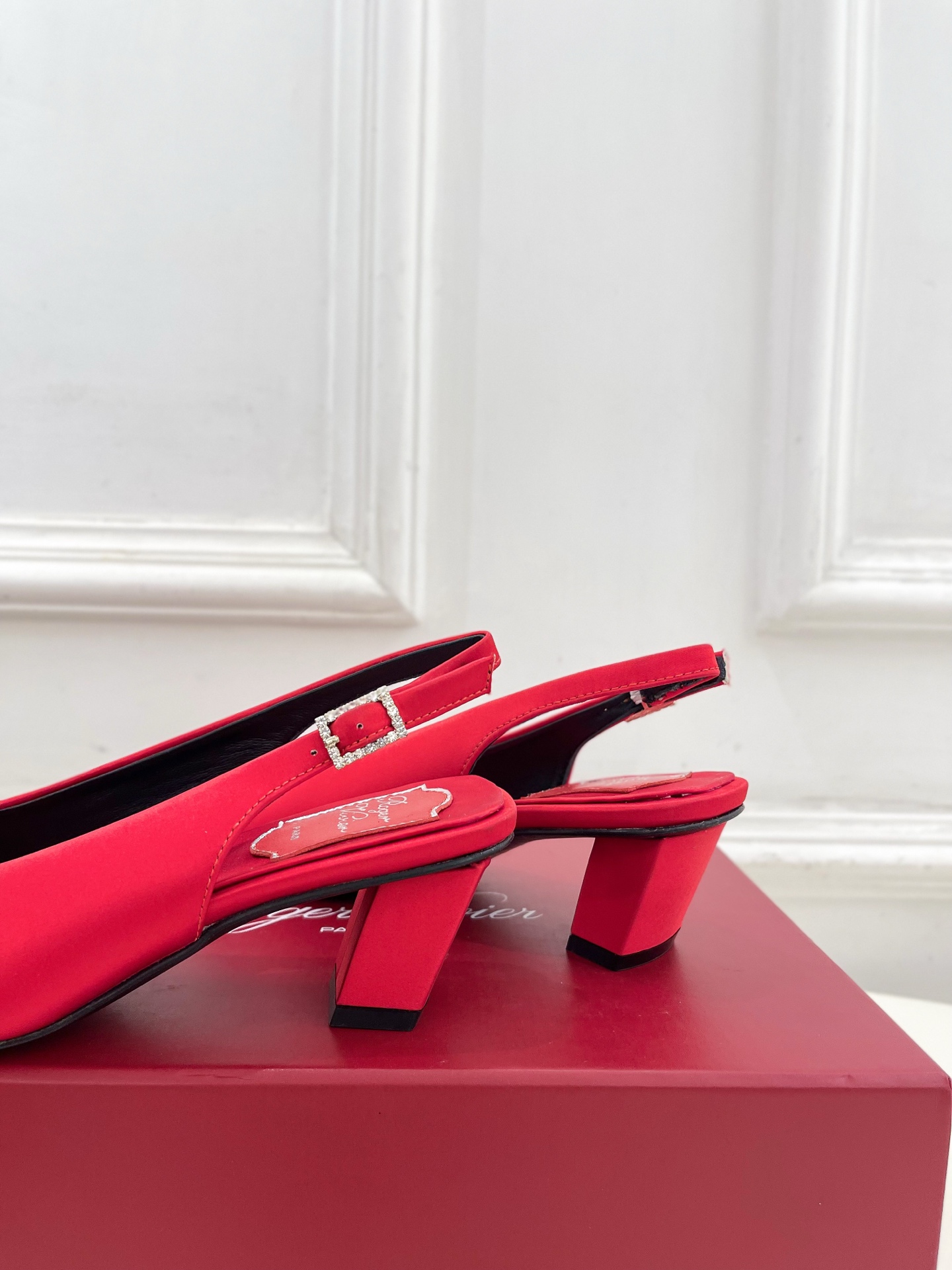 𝐑𝐨𝐠𝐞𝐫 𝐕𝐢𝐯𝐢𝐞r |  25 𝐬𝐬 

❥2025 春夏新品 Belle Vivier水钻方跟后