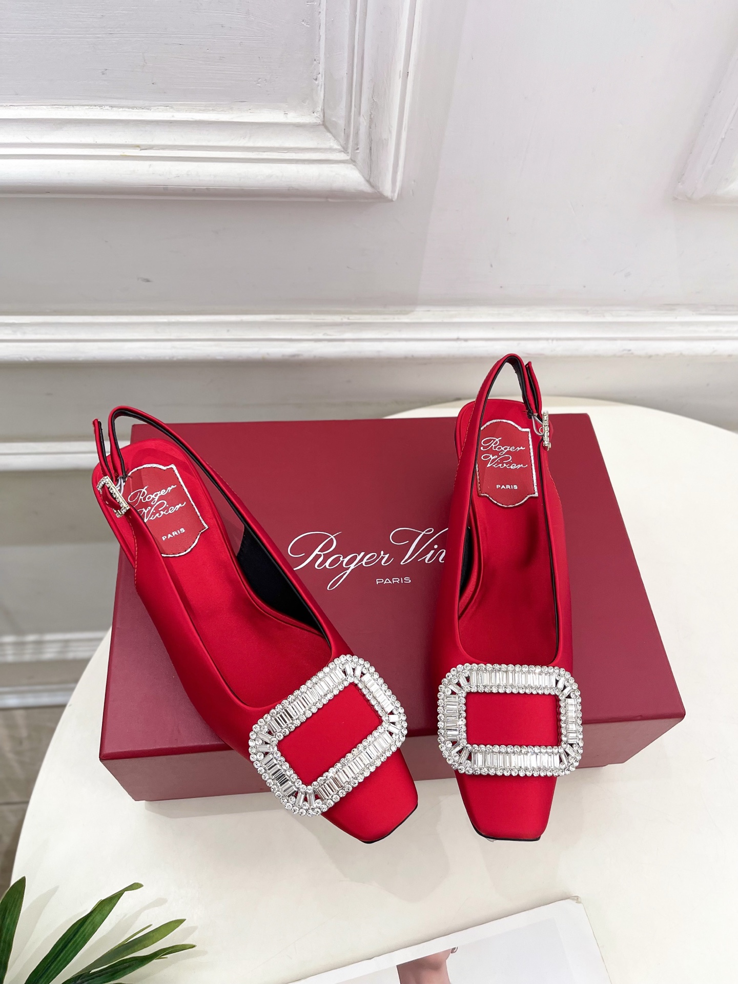 𝐑𝐨𝐠𝐞𝐫 𝐕𝐢𝐯𝐢𝐞r |  25 𝐬𝐬 

❥2025 春夏新品 Belle Vivier水钻方跟后