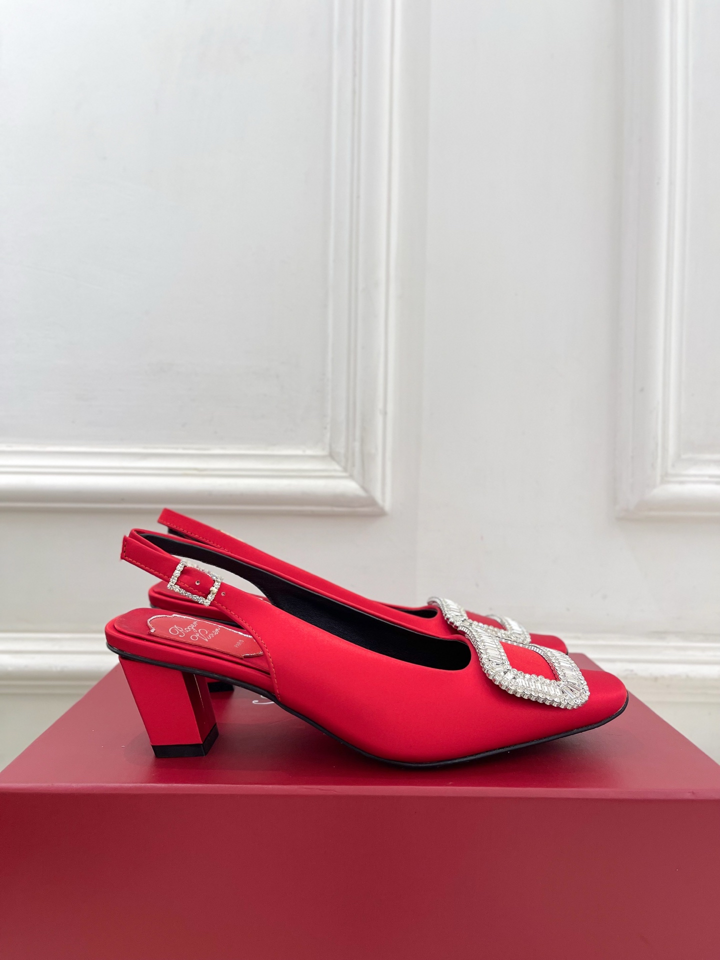 𝐑𝐨𝐠𝐞𝐫 𝐕𝐢𝐯𝐢𝐞r |  25 𝐬𝐬 

❥2025 春夏新品 Belle Vivier水钻方跟后