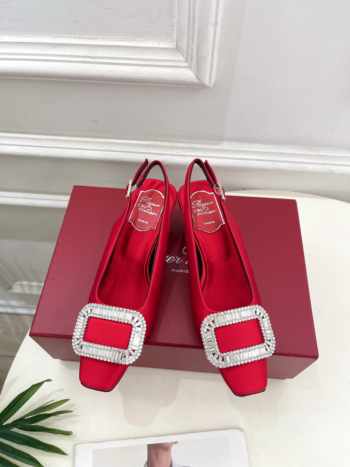 𝐑𝐨𝐠𝐞𝐫 𝐕𝐢𝐯𝐢𝐞r |  25 𝐬𝐬 

❥2025 春夏新品 Belle Vivier水钻方跟后