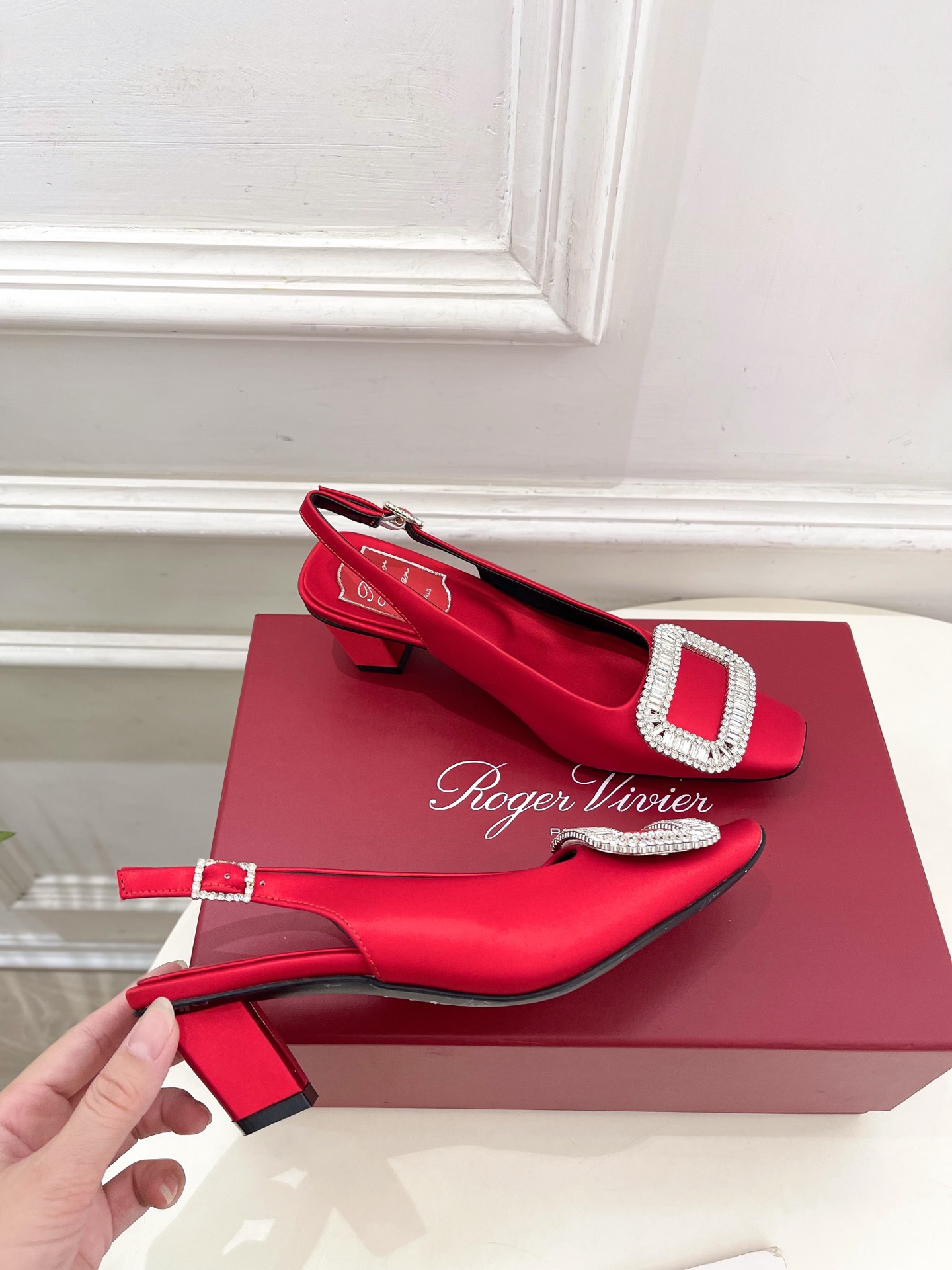 𝐑𝐨𝐠𝐞𝐫 𝐕𝐢𝐯𝐢𝐞r |  25 𝐬𝐬 

❥2025 春夏新品 Belle Vivier水钻方跟后