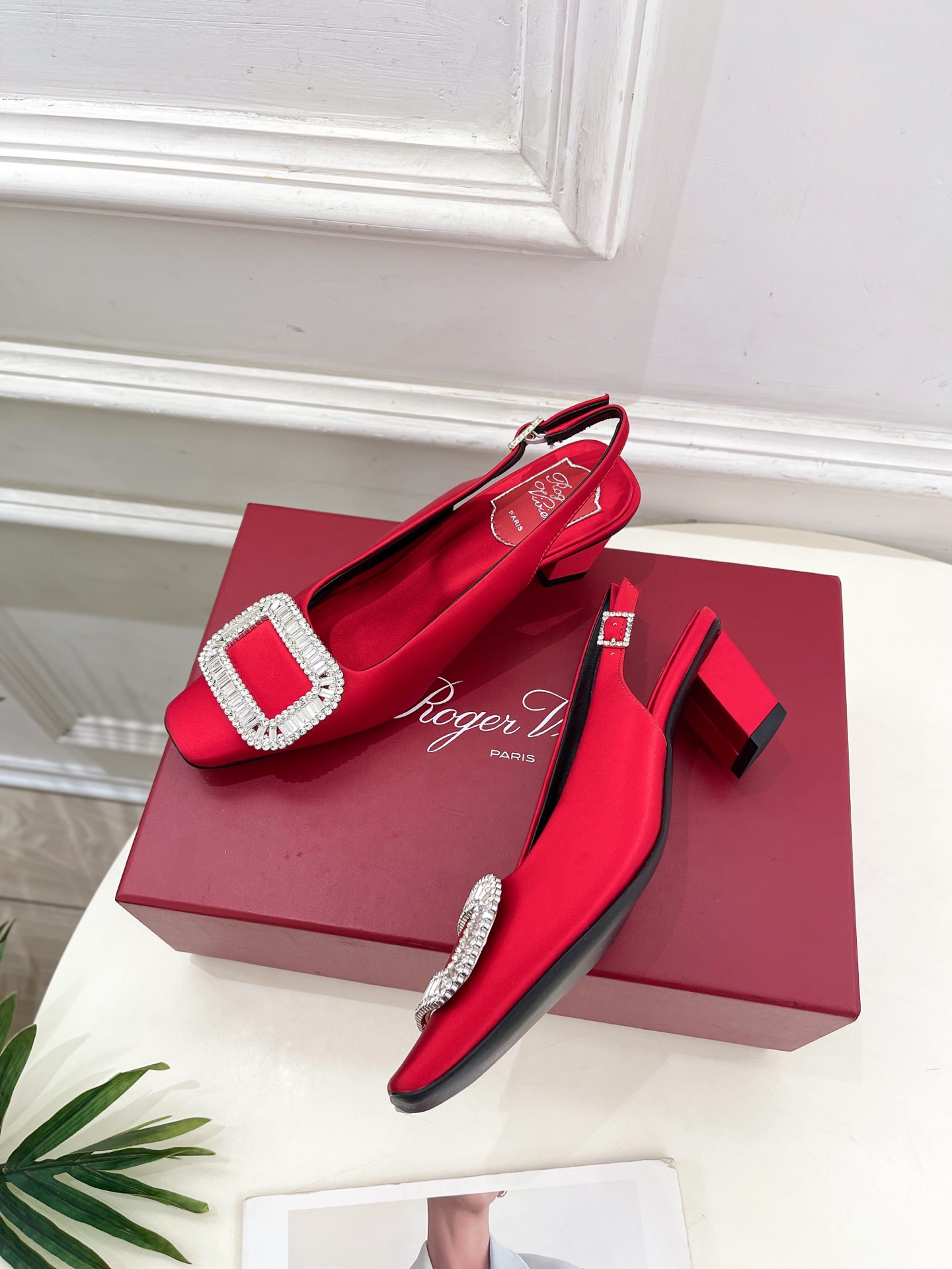 𝐑𝐨𝐠𝐞𝐫 𝐕𝐢𝐯𝐢𝐞r |  25 𝐬𝐬 

❥2025 春夏新品 Belle Vivier水钻方跟后