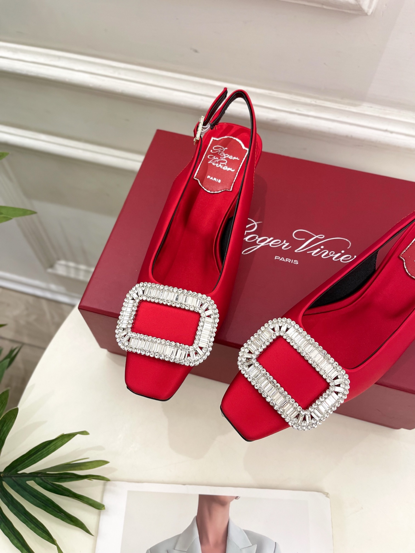 𝐑𝐨𝐠𝐞𝐫 𝐕𝐢𝐯𝐢𝐞r |  25 𝐬𝐬 

❥2025 春夏新品 Belle Vivier水钻方跟后
