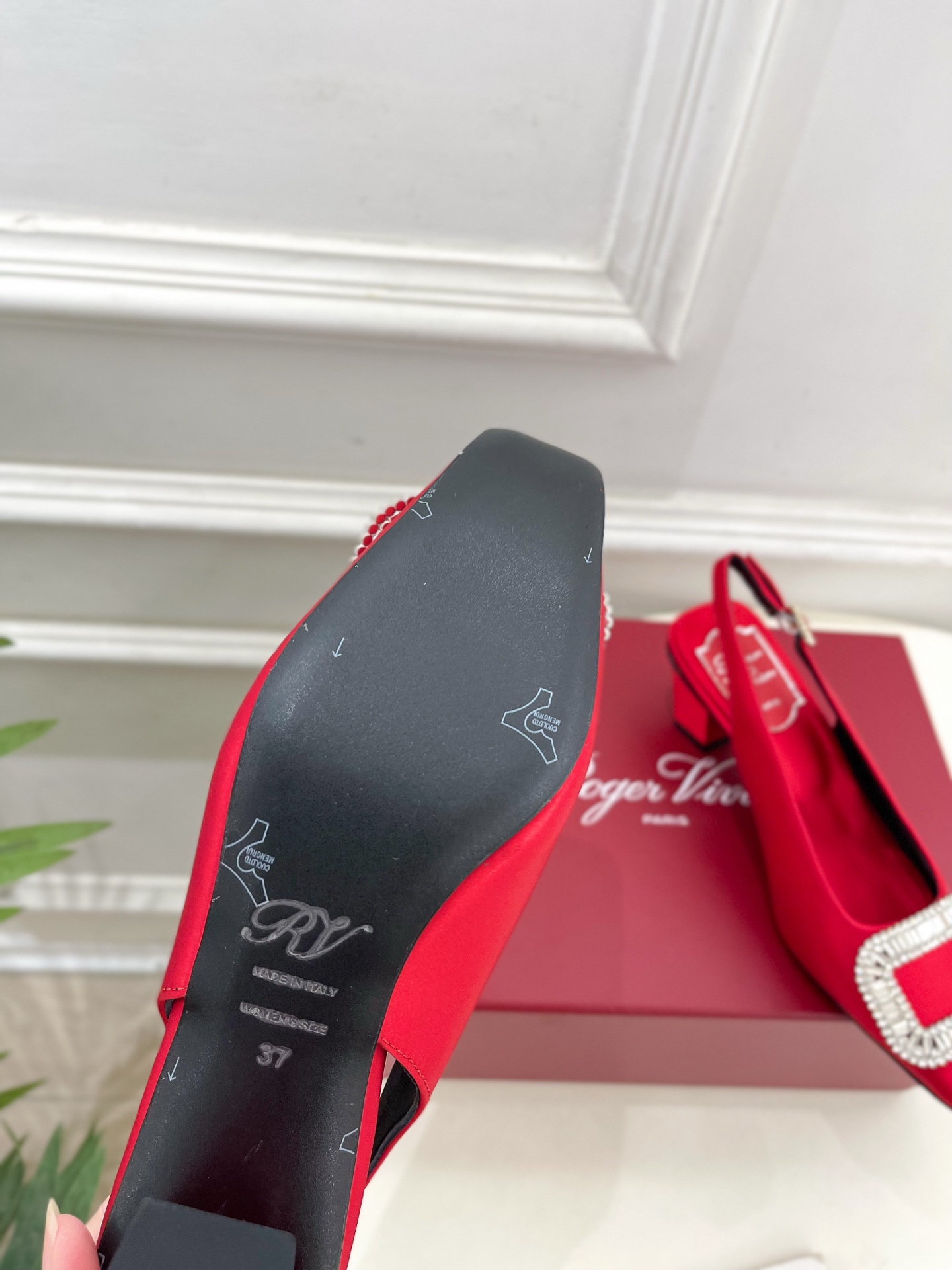 𝐑𝐨𝐠𝐞𝐫 𝐕𝐢𝐯𝐢𝐞r |  25 𝐬𝐬 

❥2025 春夏新品 Belle Vivier水钻方跟后