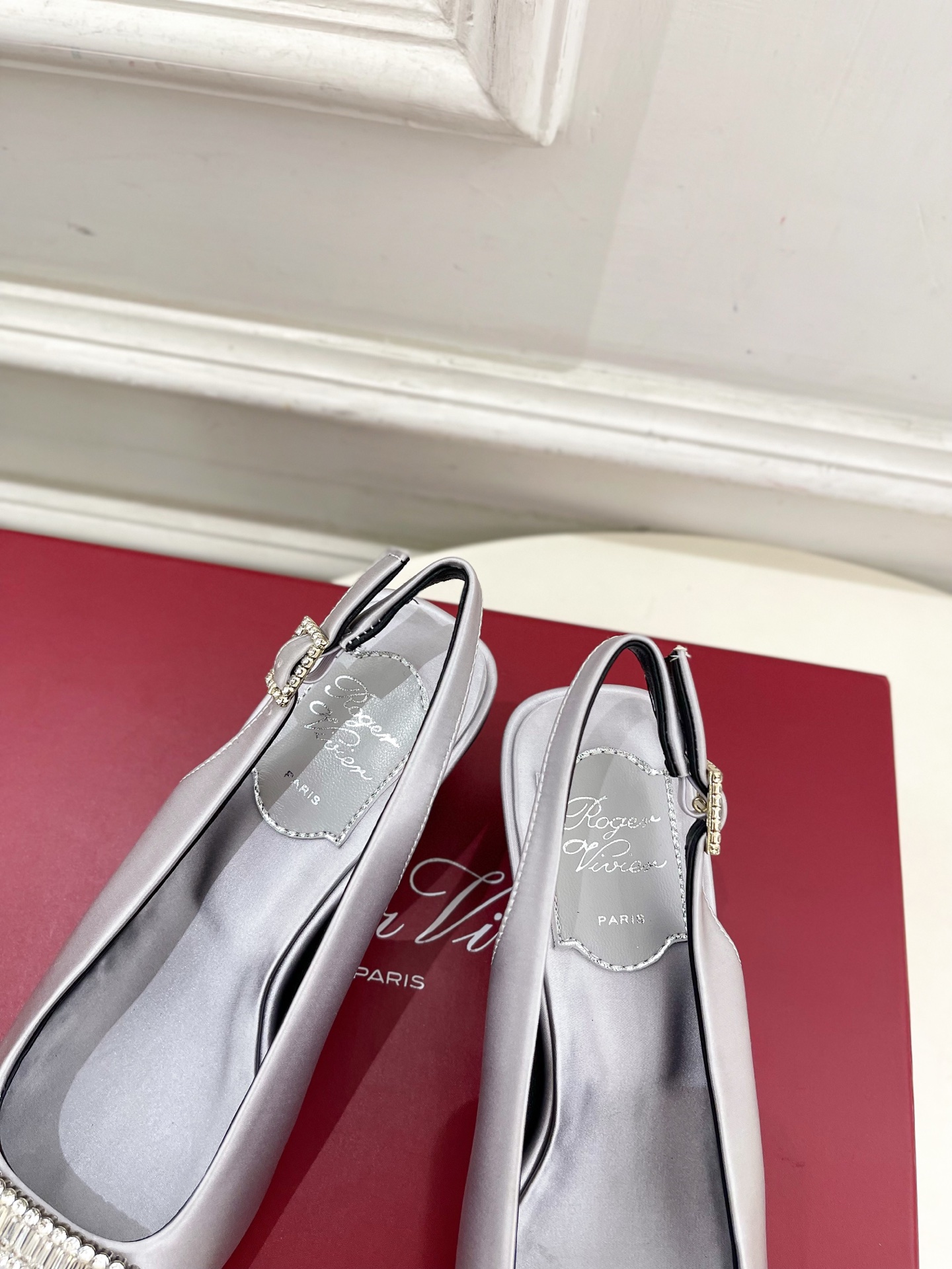 𝐑𝐨𝐠𝐞𝐫 𝐕𝐢𝐯𝐢𝐞r |  25 𝐬𝐬 

❥2025 春夏新品 Belle Vivier水钻方跟后