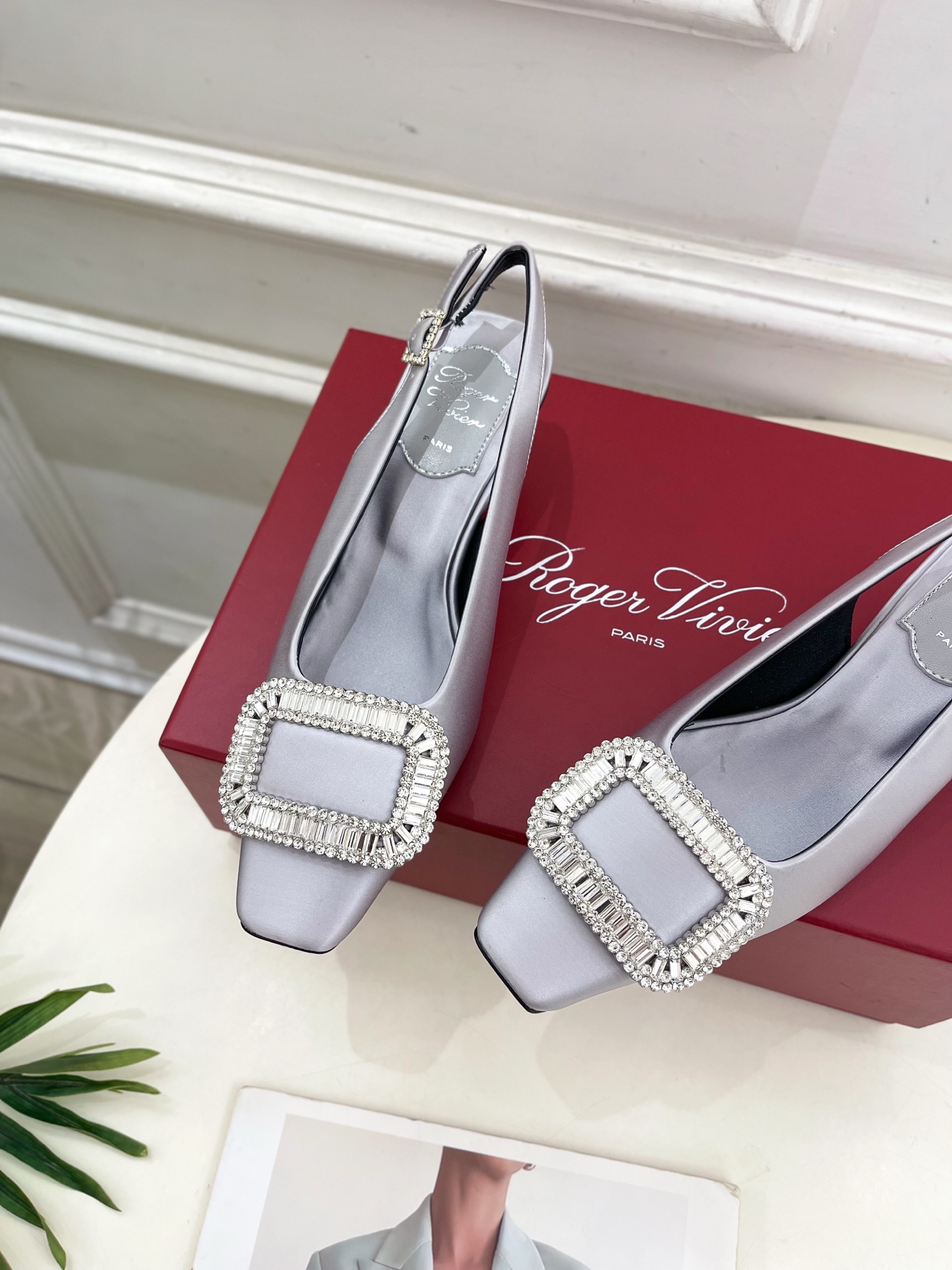 𝐑𝐨𝐠𝐞𝐫 𝐕𝐢𝐯𝐢𝐞r |  25 𝐬𝐬 

❥2025 春夏新品 Belle Vivier水钻方跟后