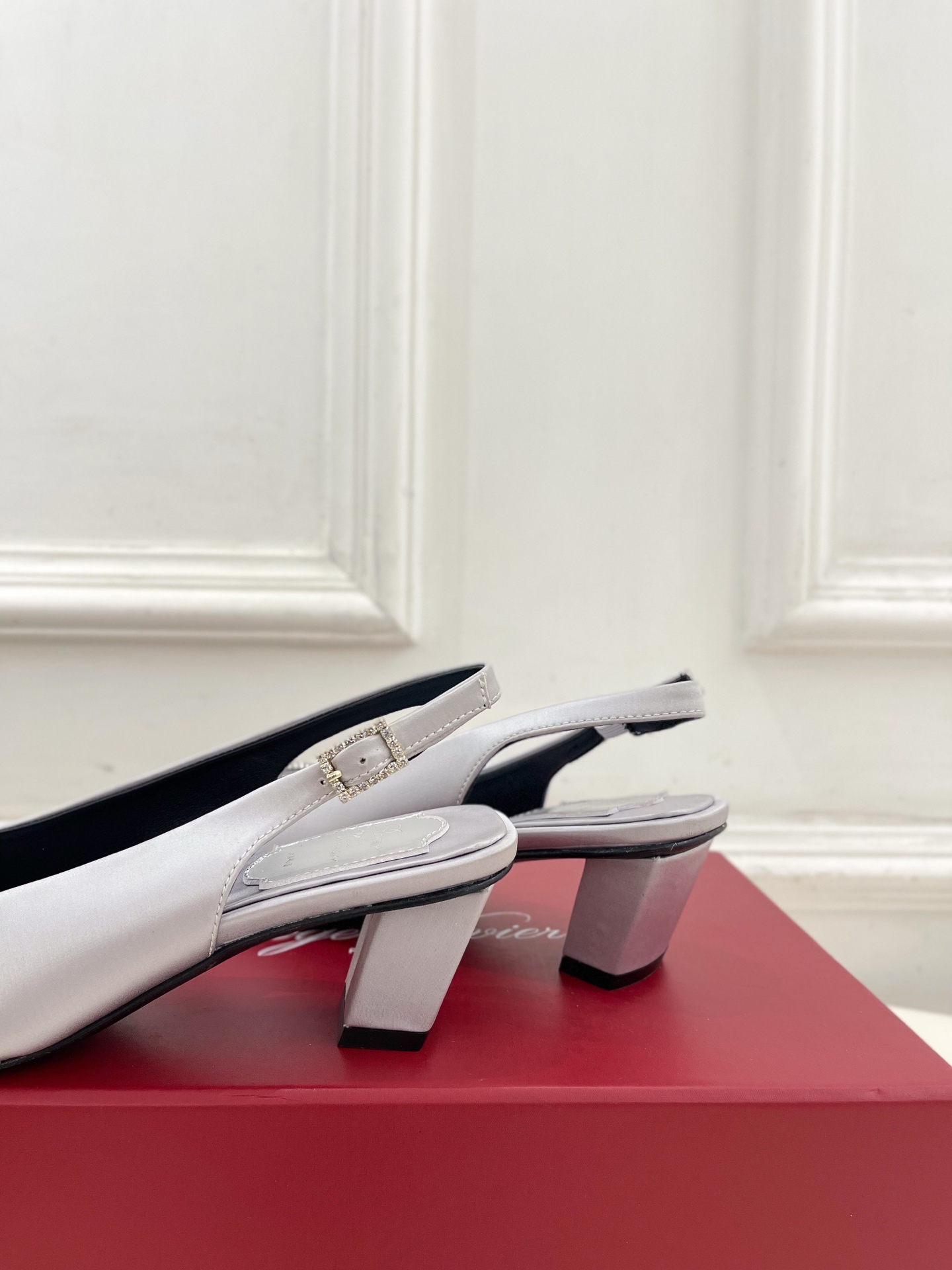𝐑𝐨𝐠𝐞𝐫 𝐕𝐢𝐯𝐢𝐞r |  25 𝐬𝐬 

❥2025 春夏新品 Belle Vivier水钻方跟后
