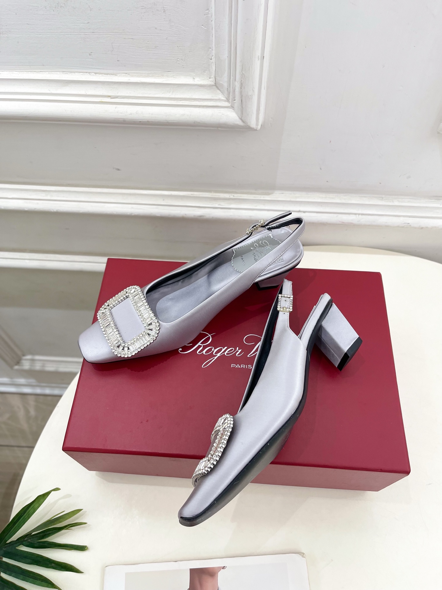 𝐑𝐨𝐠𝐞𝐫 𝐕𝐢𝐯𝐢𝐞r |  25 𝐬𝐬 

❥2025 春夏新品 Belle Vivier水钻方跟后