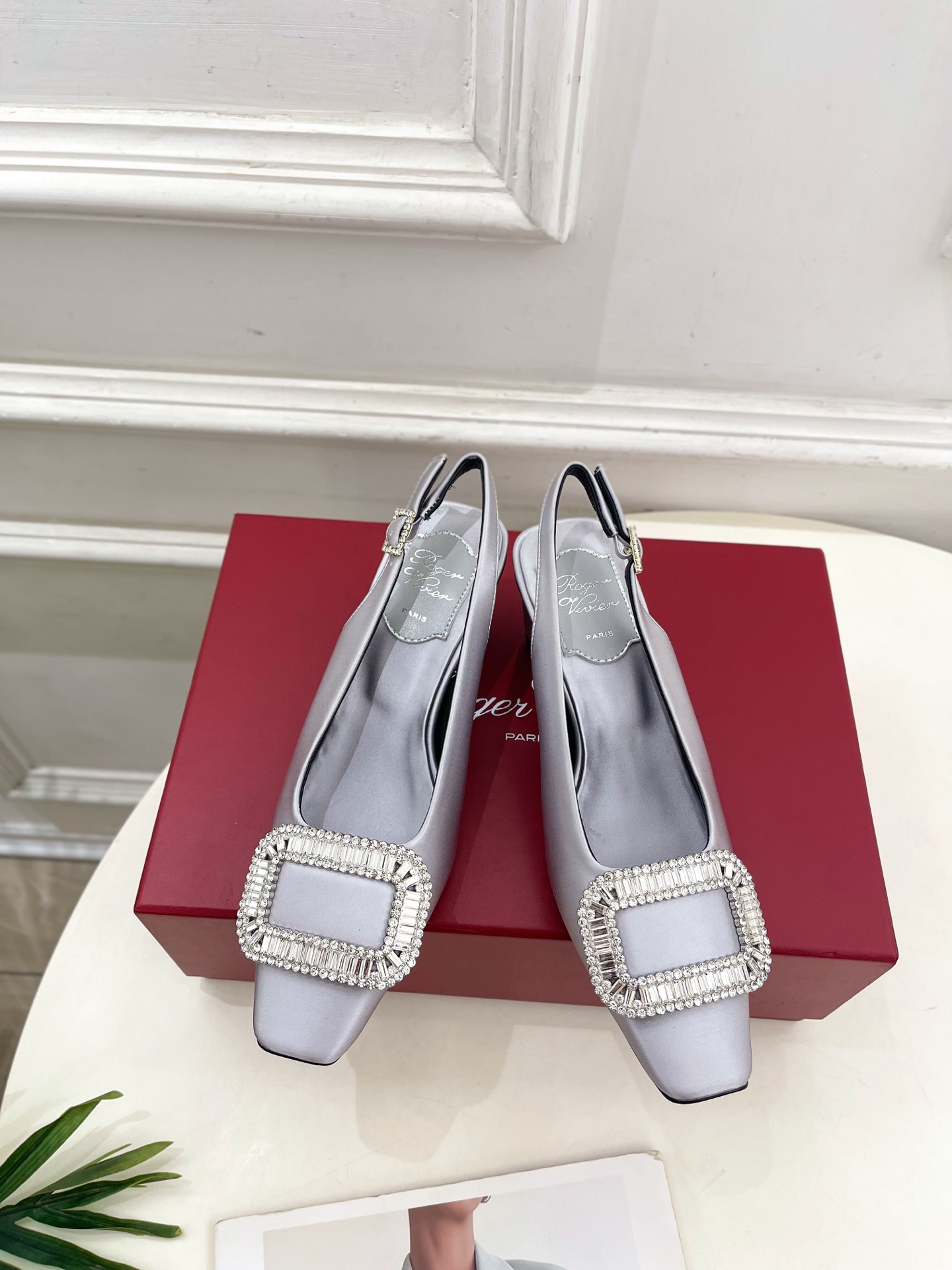 𝐑𝐨𝐠𝐞𝐫 𝐕𝐢𝐯𝐢𝐞r |  25 𝐬𝐬 

❥2025 春夏新品 Belle Vivier水钻方跟后