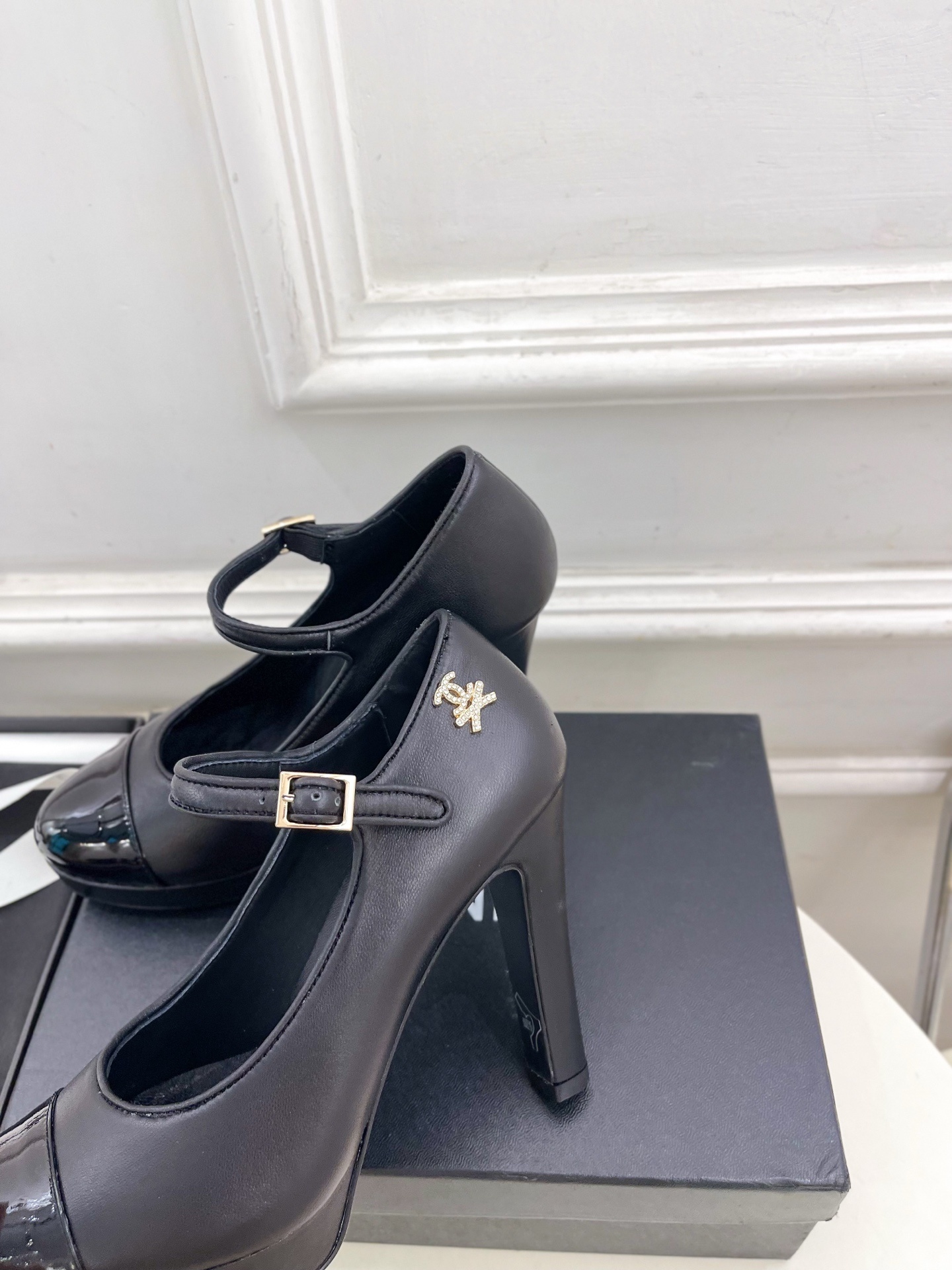 𝐂𝐇𝐀𝐍𝐄𝐋 | 小香 25𝐬𝐬
🦋2025 春夏新品 专柜经典款 小香双C拼色高跟防水台单鞋