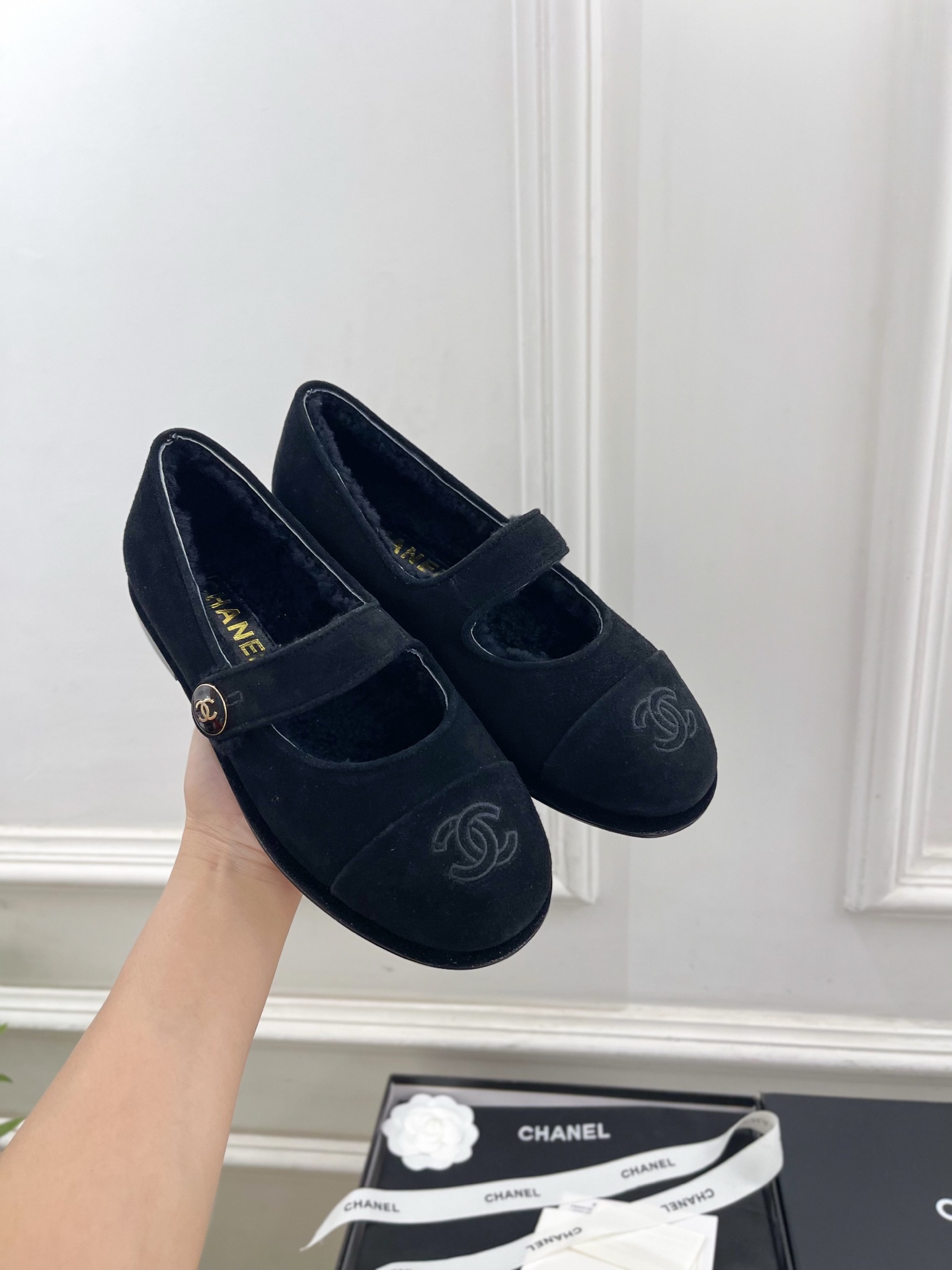𝐂𝐇𝐀𝐍𝐄𝐋  | 小香  25𝐬𝐬 

🦋2025 秋冬新品  专柜经典款 小香双C扣玛丽珍毛毛鞋系列