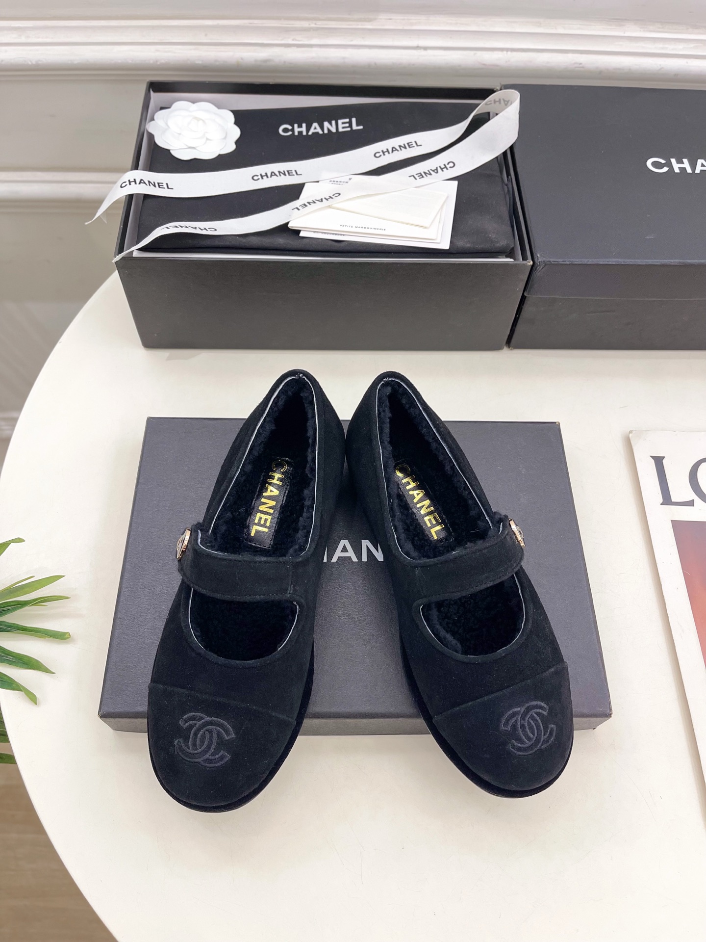 𝐂𝐇𝐀𝐍𝐄𝐋  | 小香  25𝐬𝐬 

🦋2025 秋冬新品  专柜经典款 小香双C扣玛丽珍毛毛鞋系列