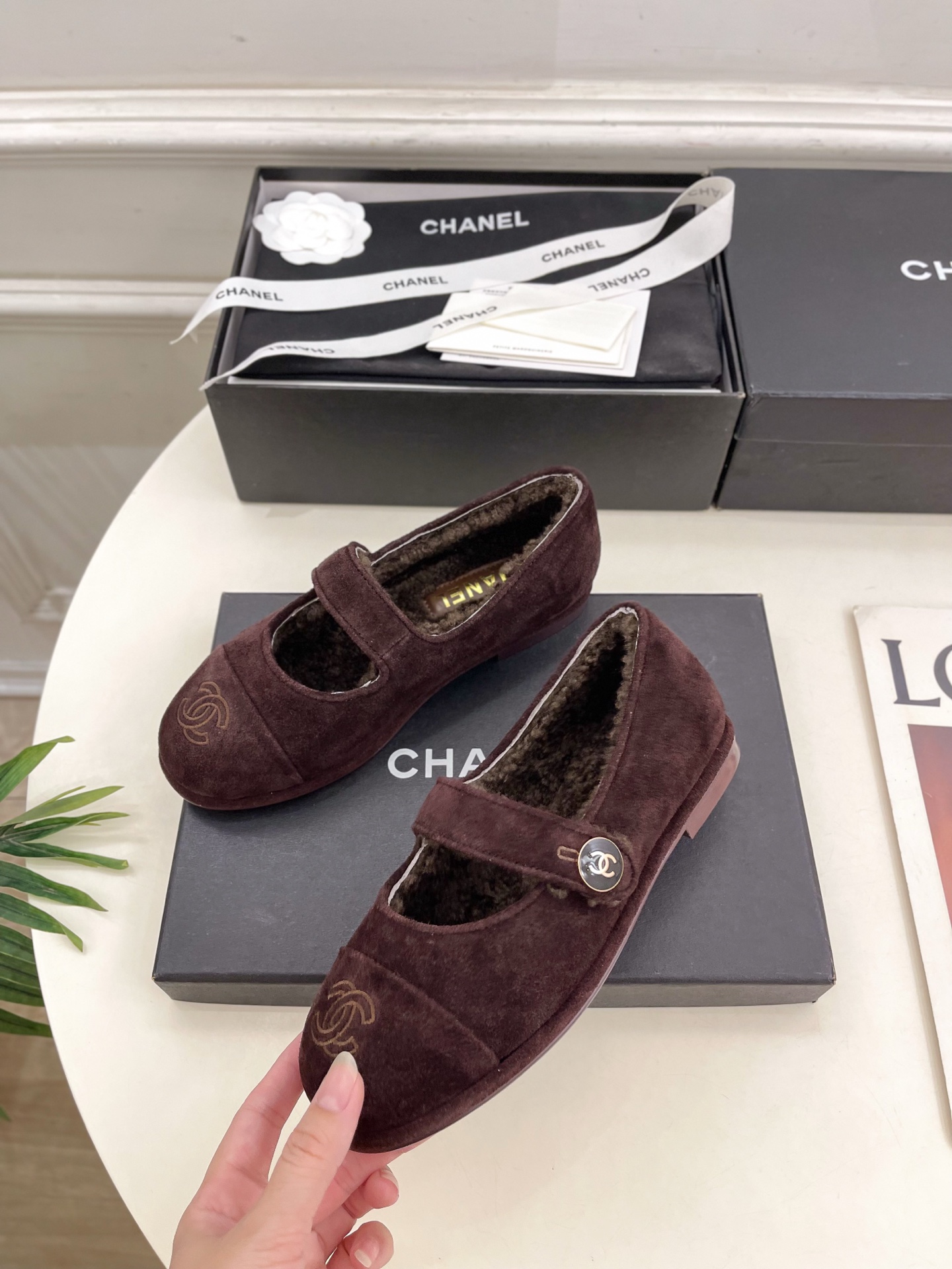 𝐂𝐇𝐀𝐍𝐄𝐋  | 小香  25𝐬𝐬 

🦋2025 秋冬新品  专柜经典款 小香双C扣玛丽珍毛毛鞋系列