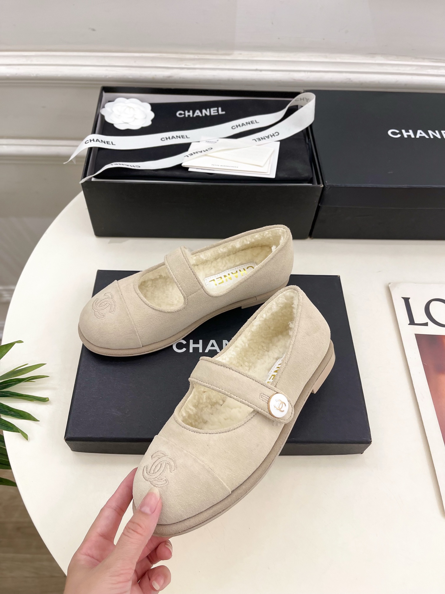 𝐂𝐇𝐀𝐍𝐄𝐋  | 小香  25𝐬𝐬 

🦋2025 秋冬新品  专柜经典款 小香双C扣玛丽珍毛毛鞋系列