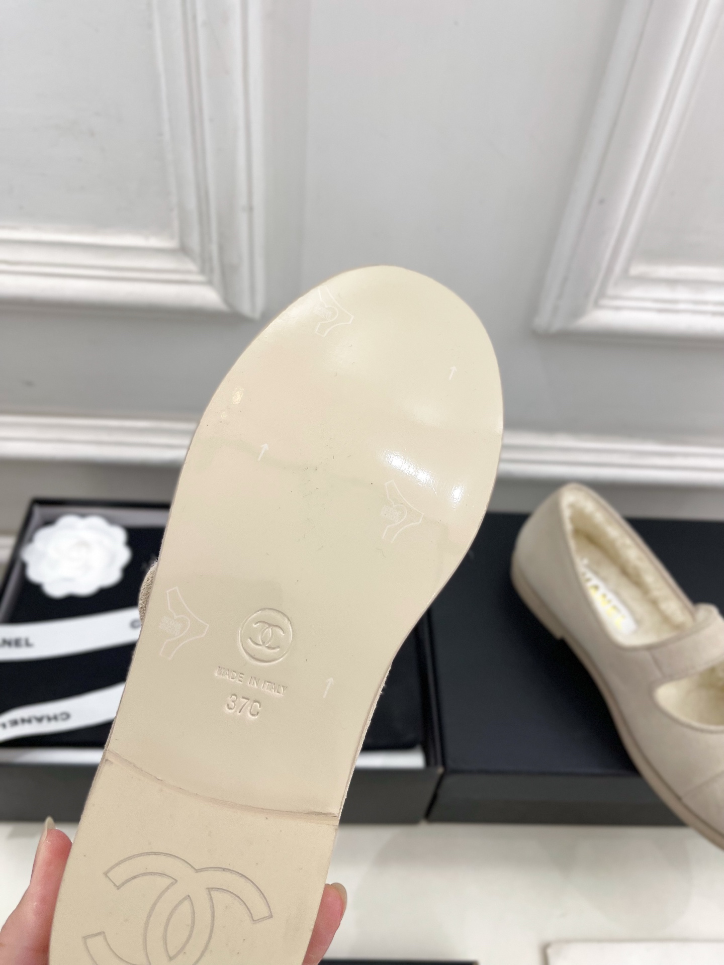 𝐂𝐇𝐀𝐍𝐄𝐋  | 小香  25𝐬𝐬 

🦋2025 秋冬新品  专柜经典款 小香双C扣玛丽珍毛毛鞋系列