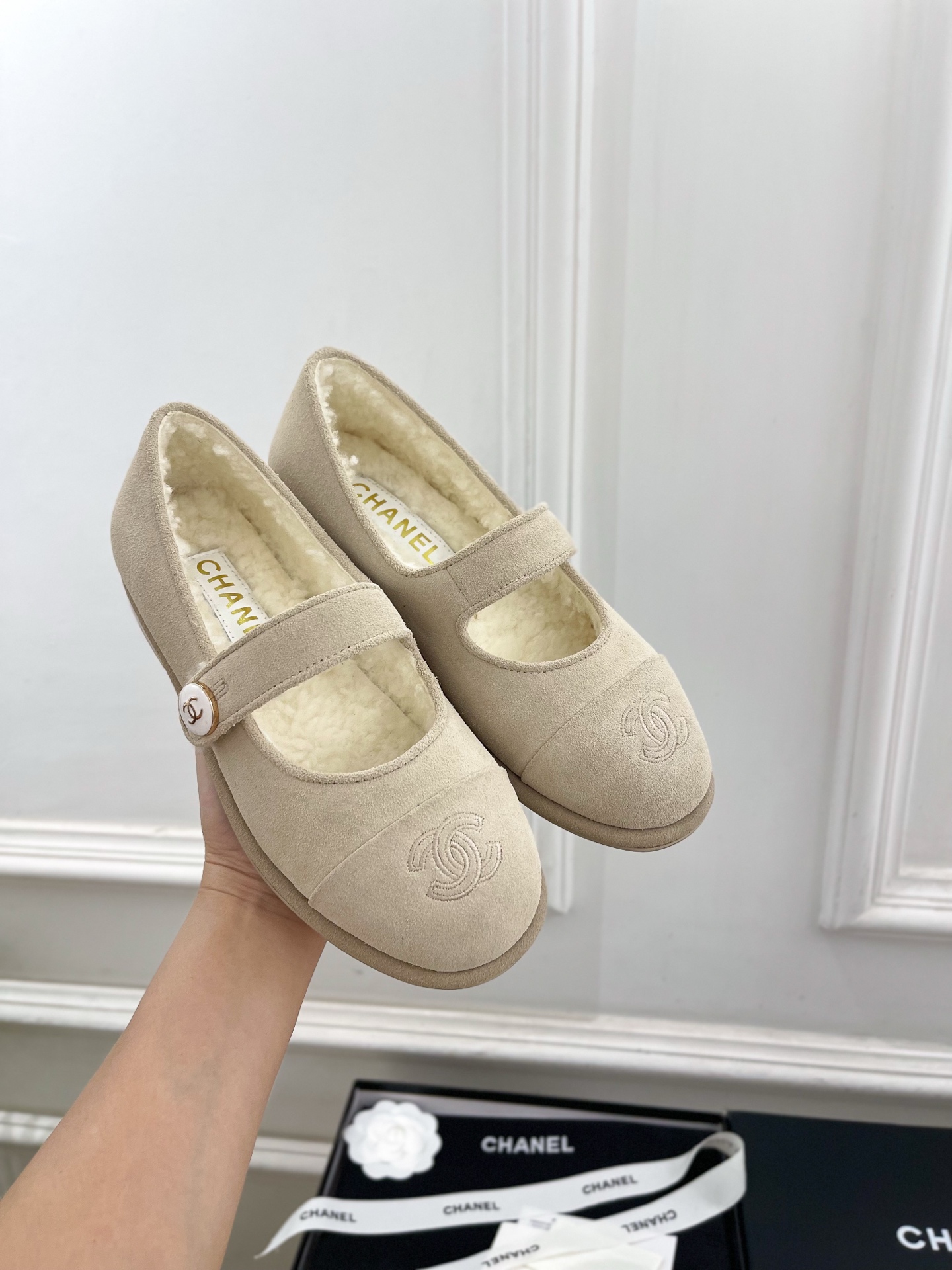 𝐂𝐇𝐀𝐍𝐄𝐋  | 小香  25𝐬𝐬 

🦋2025 秋冬新品  专柜经典款 小香双C扣玛丽珍毛毛鞋系列