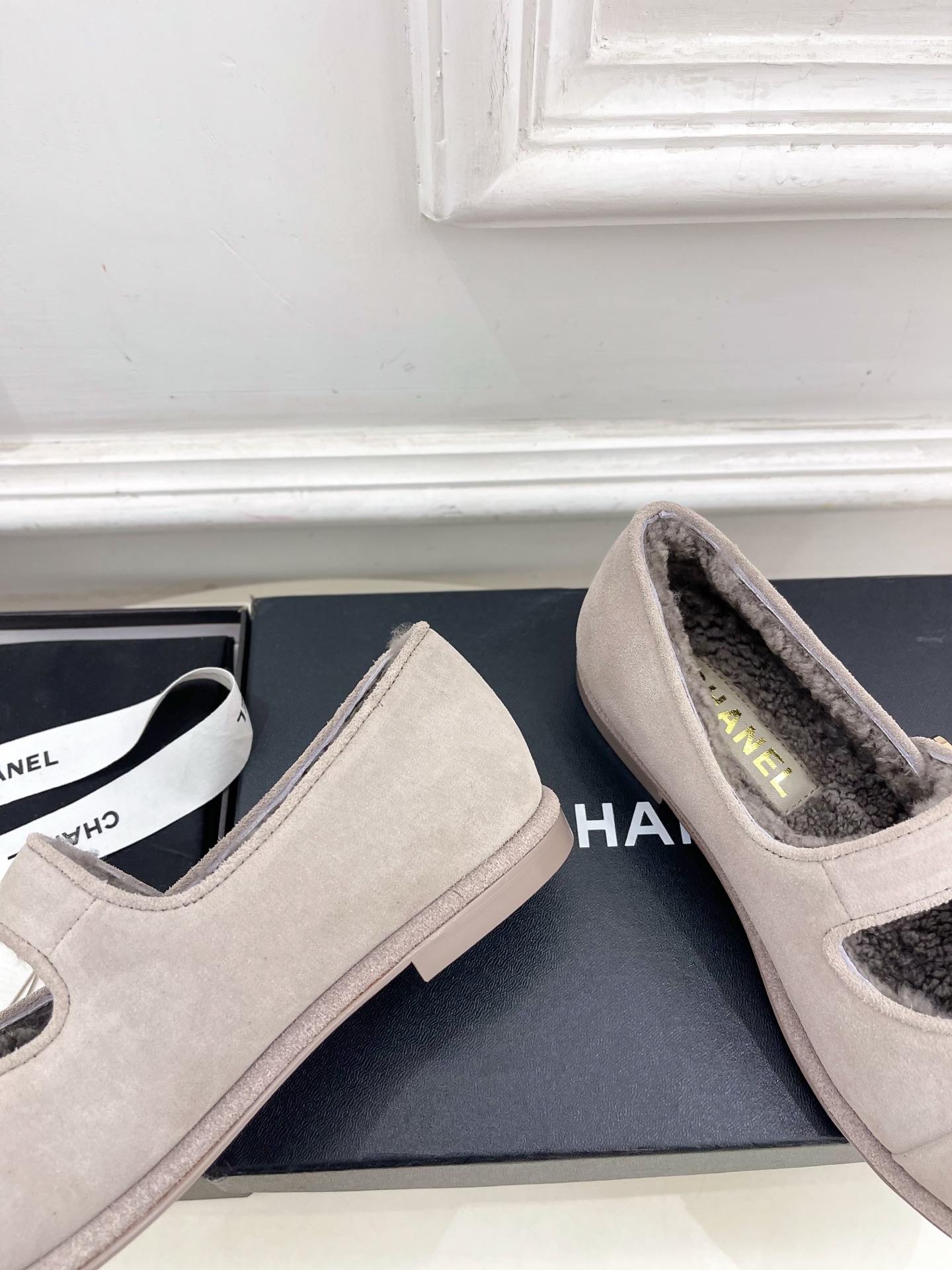 𝐂𝐇𝐀𝐍𝐄𝐋  | 小香  25𝐬𝐬 

🦋2025 秋冬新品  专柜经典款 小香双C扣玛丽珍毛毛鞋系列