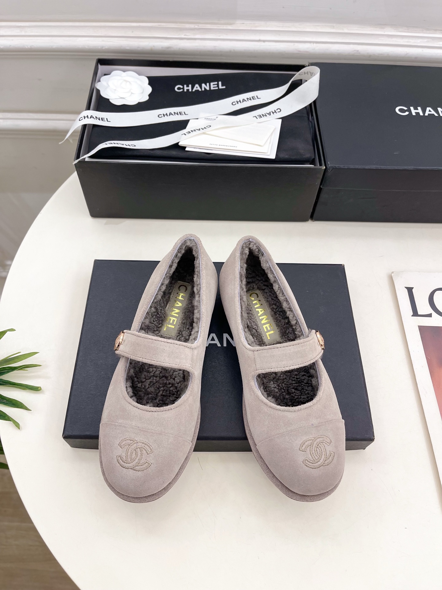 𝐂𝐇𝐀𝐍𝐄𝐋  | 小香  25𝐬𝐬 

🦋2025 秋冬新品  专柜经典款 小香双C扣玛丽珍毛毛鞋系列