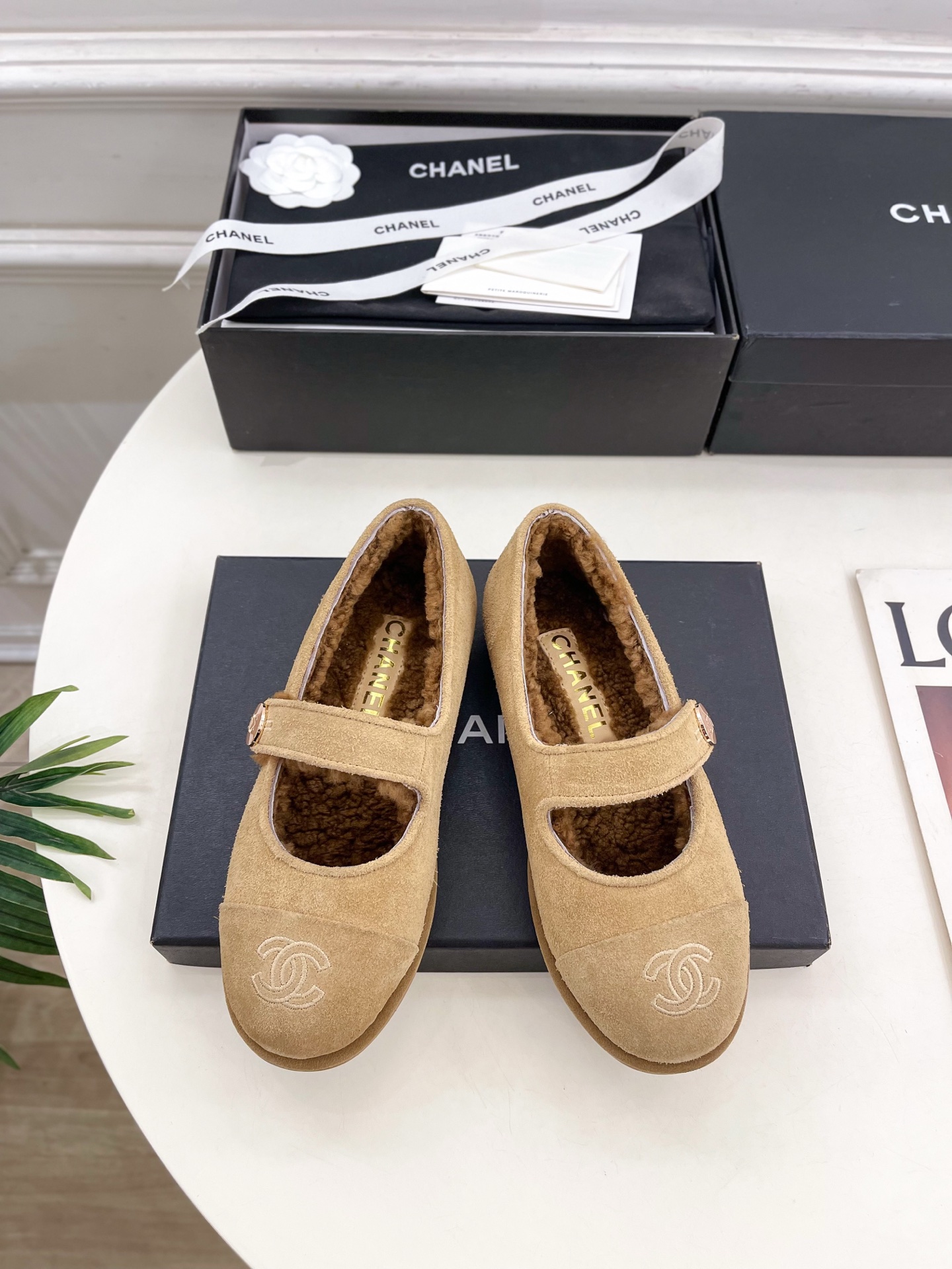 𝐂𝐇𝐀𝐍𝐄𝐋  | 小香  25𝐬𝐬 

🦋2025 秋冬新品  专柜经典款 小香双C扣玛丽珍毛毛鞋系列