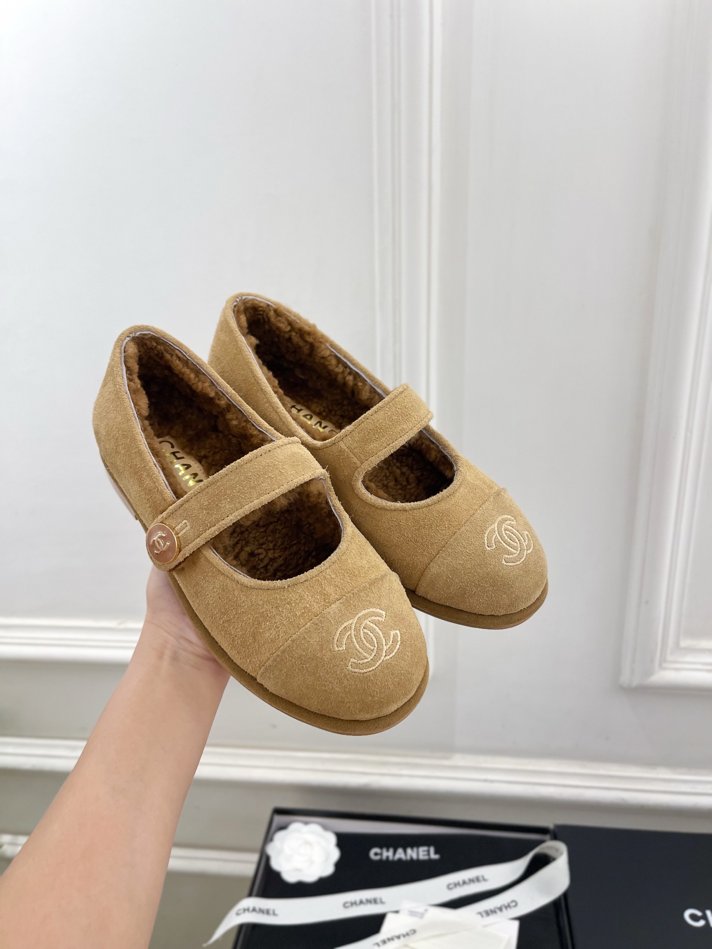 𝐂𝐇𝐀𝐍𝐄𝐋  | 小香  25𝐬𝐬 

🦋2025 秋冬新品  专柜经典款 小香双C扣玛丽珍毛毛鞋系列